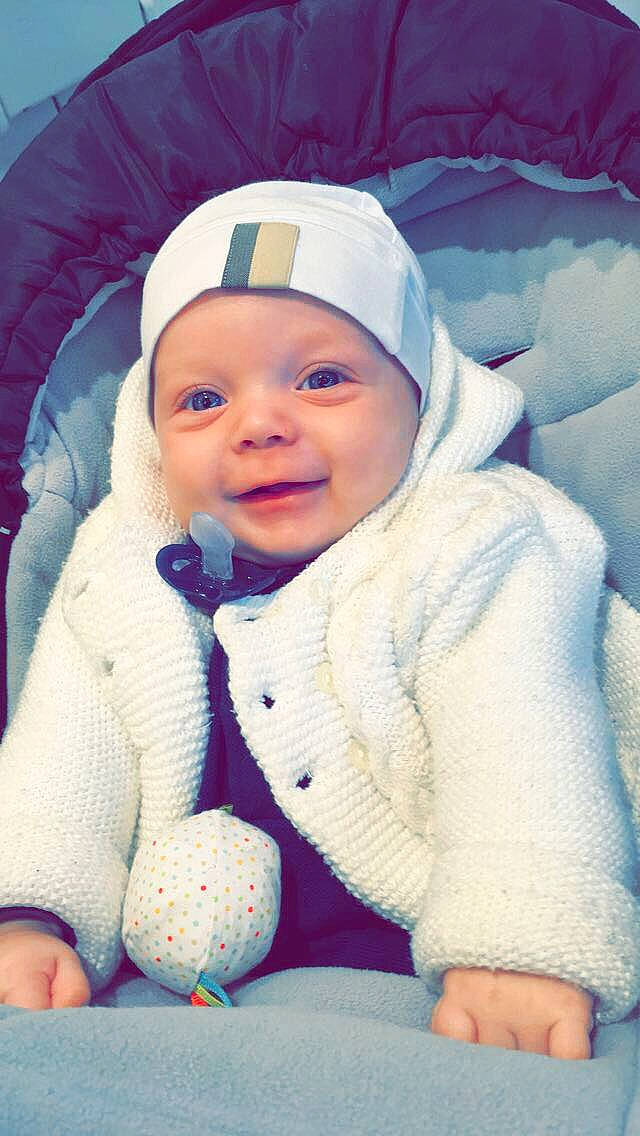 Naïm a rejoint le concours — aidez-le/la à gagner de superbes lots ! beauty, cheek, child, eye, fun, girl, head, headgear, headwear, infant, knitting, material, person, pink, product, skin, smile, textile, toddler