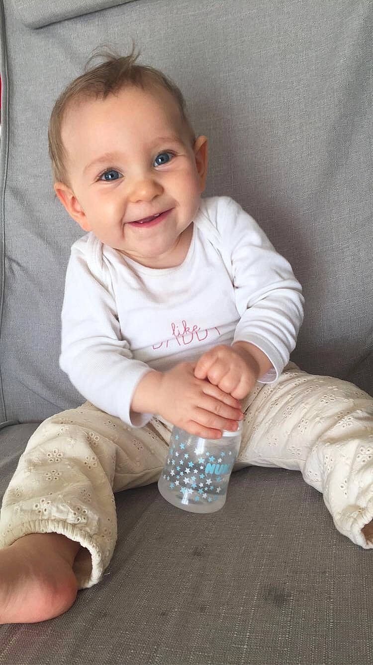 Leilani participe au concours pour gagner de l'argent avec cette photo : baby, baby_toddler_clothing, cheek, child, crawling, joy, person, play, sitting, smile, toddler