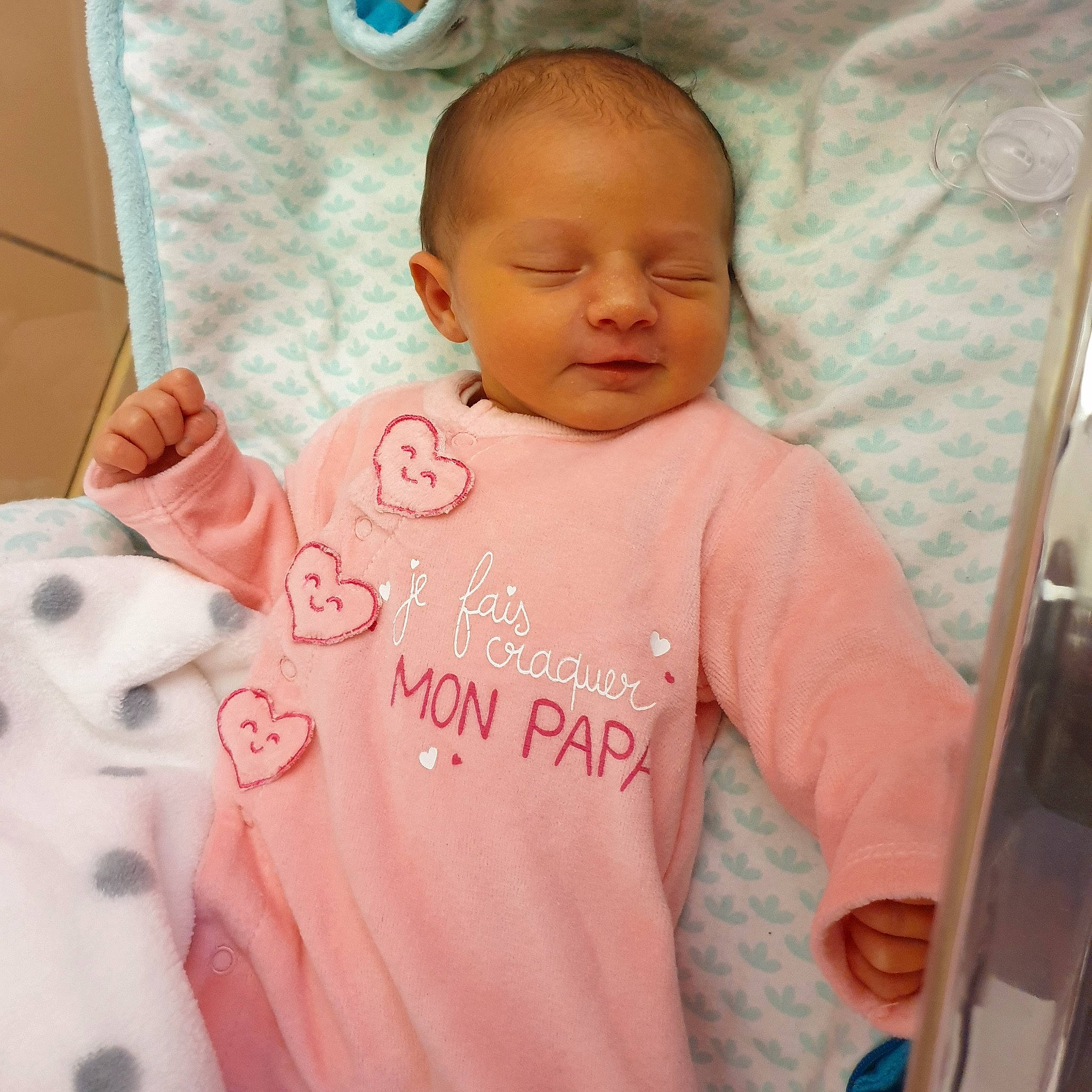 Lucie participe au concours pour gagner de l'argent avec cette photo : baby, baby_toddler_clothing, cheek, child, cool, head, person, pink, product, skin, sleeve, smile, t_shirt, toddler