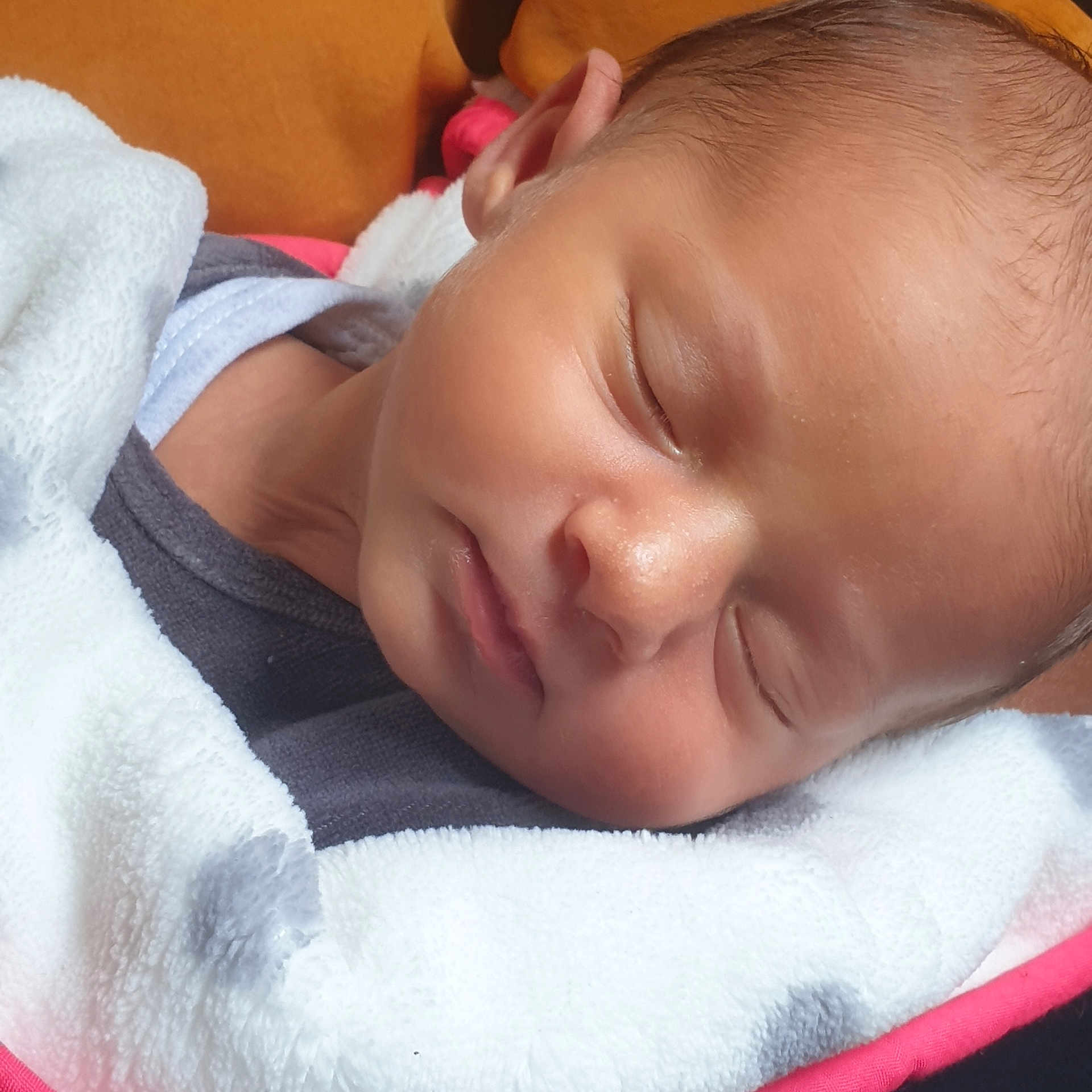 Lucie a rejoint le concours — aidez-le/la à gagner de superbes lots ! baby, baby_sleeping, beauty, bedtime, cheek, child, chin, close_up, ear, eye, face, hand, head, lip, mouth, nap, nose, skin, sleep, toddler
