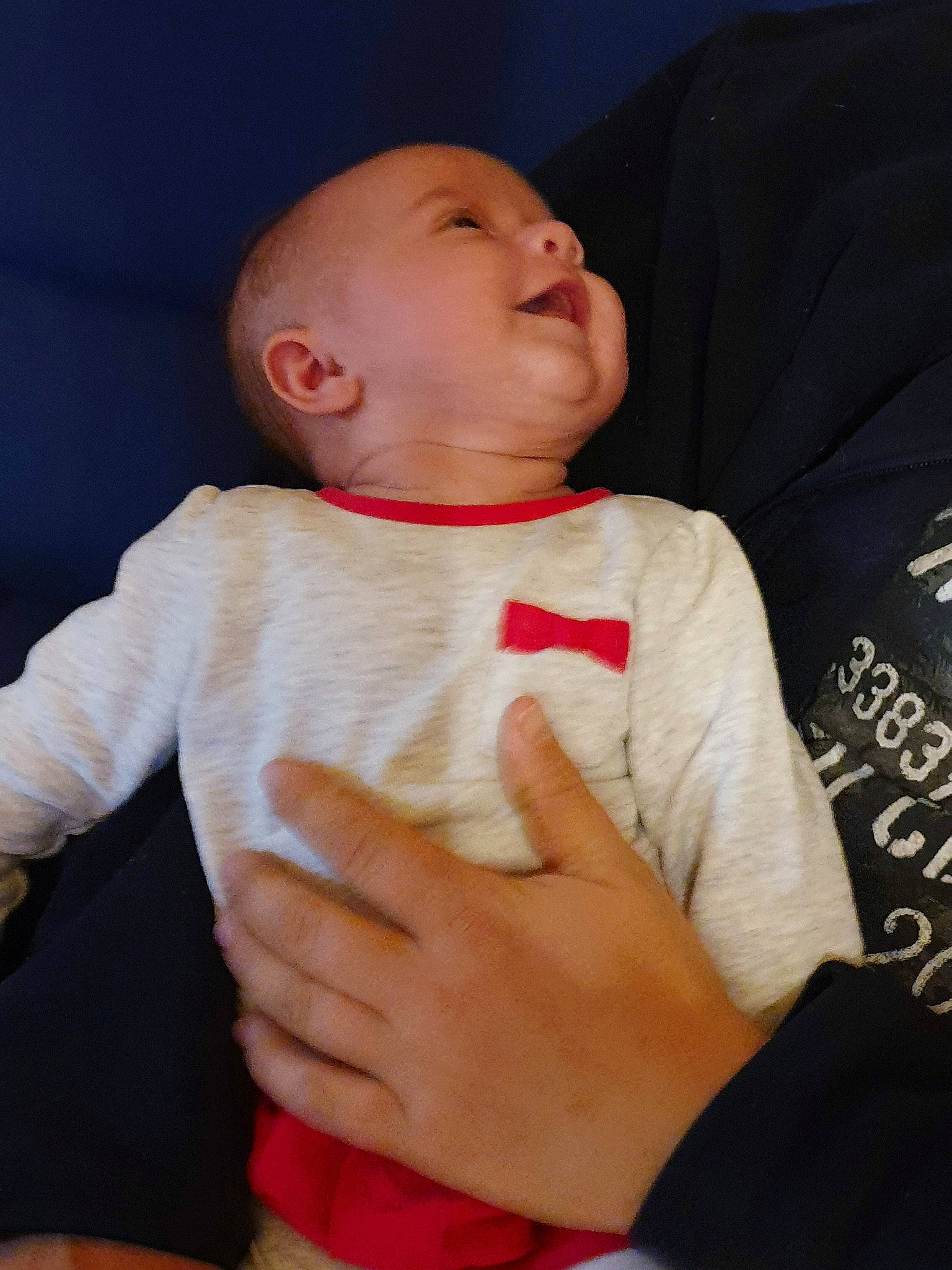 Lucie a rejoint le concours — aidez-le/la à gagner de superbes lots ! arm, baby, cheek, child, chin, face, facial_expression, finger, fun, gesture, hand, head, lip, mouth, nose, person, sitting, skin, smile, toddler