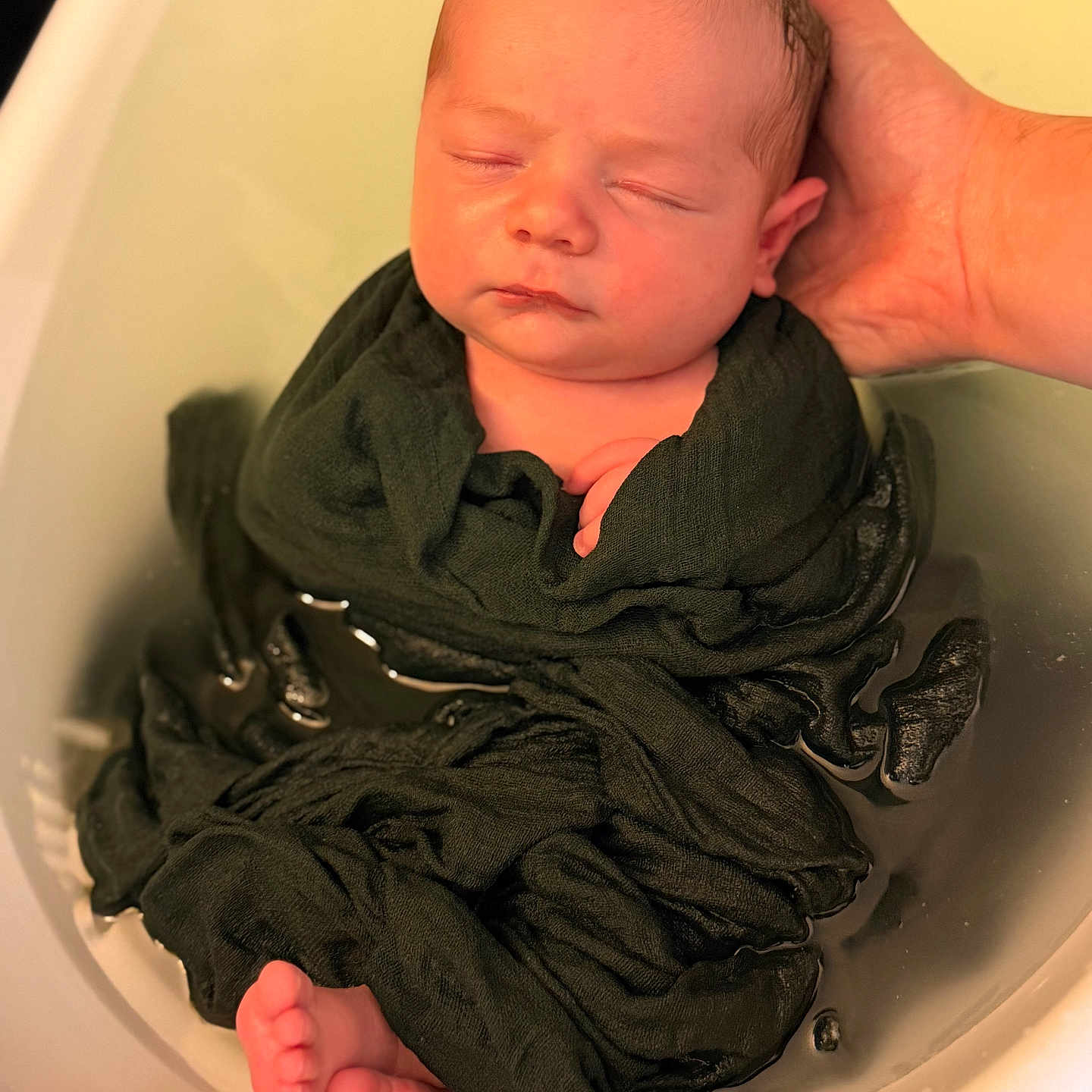 Louis a rejoint le concours — aidez-le/la à gagner de superbes lots ! baby, bath, care, closeup, cloth, foot, hand, infant, newborn, parent, peaceful, portrait, resting, skin, sleeping, soft, support, tub, water, wrapped