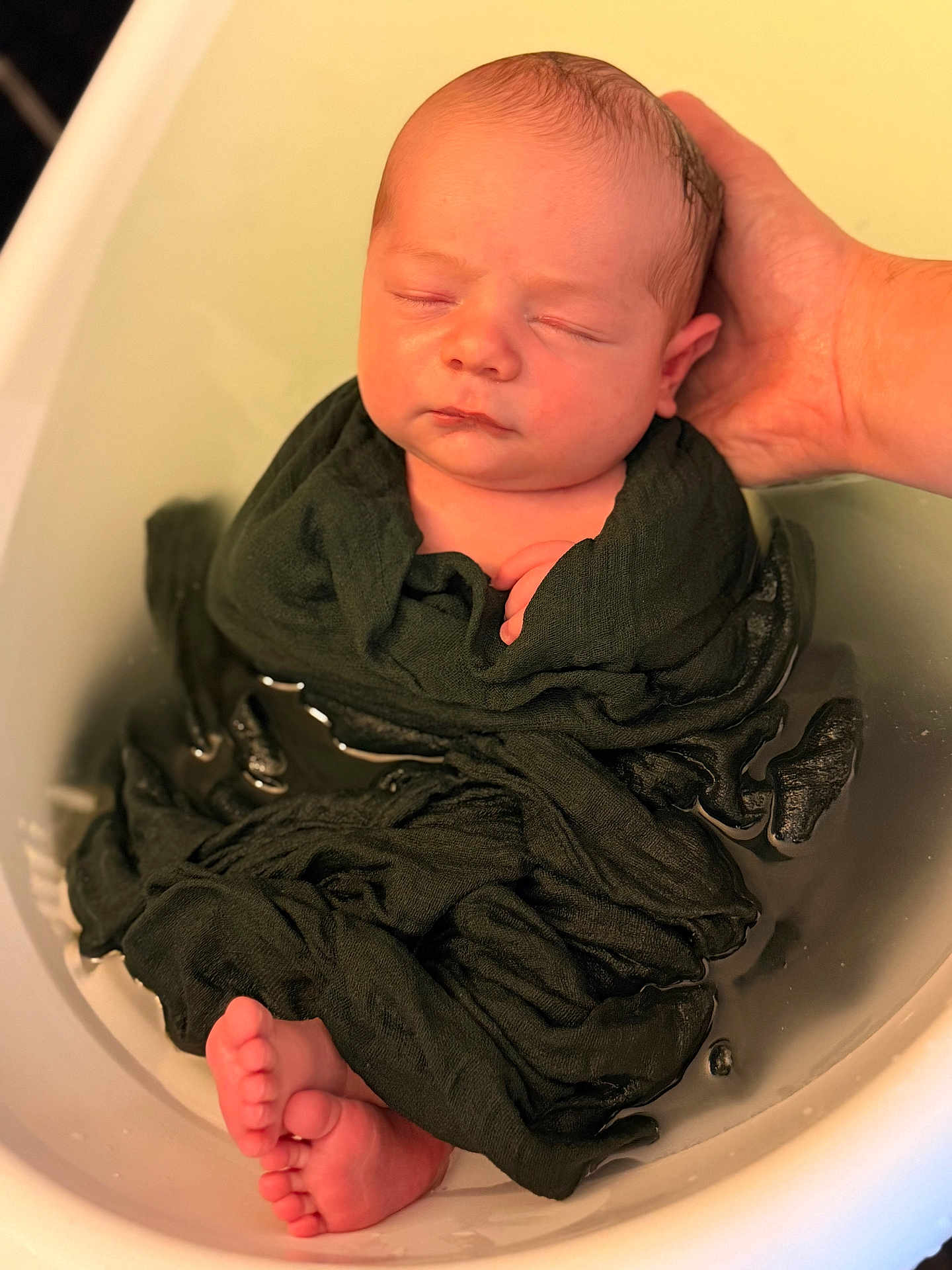 Louis a rejoint le concours — aidez-le/la à gagner de superbes lots ! newborn, baby, infant, sleeping, water, bath, hand, wrapped, cloth, tub, skin, foot, peaceful, resting, closeup, portrait, care, parent, support, soft