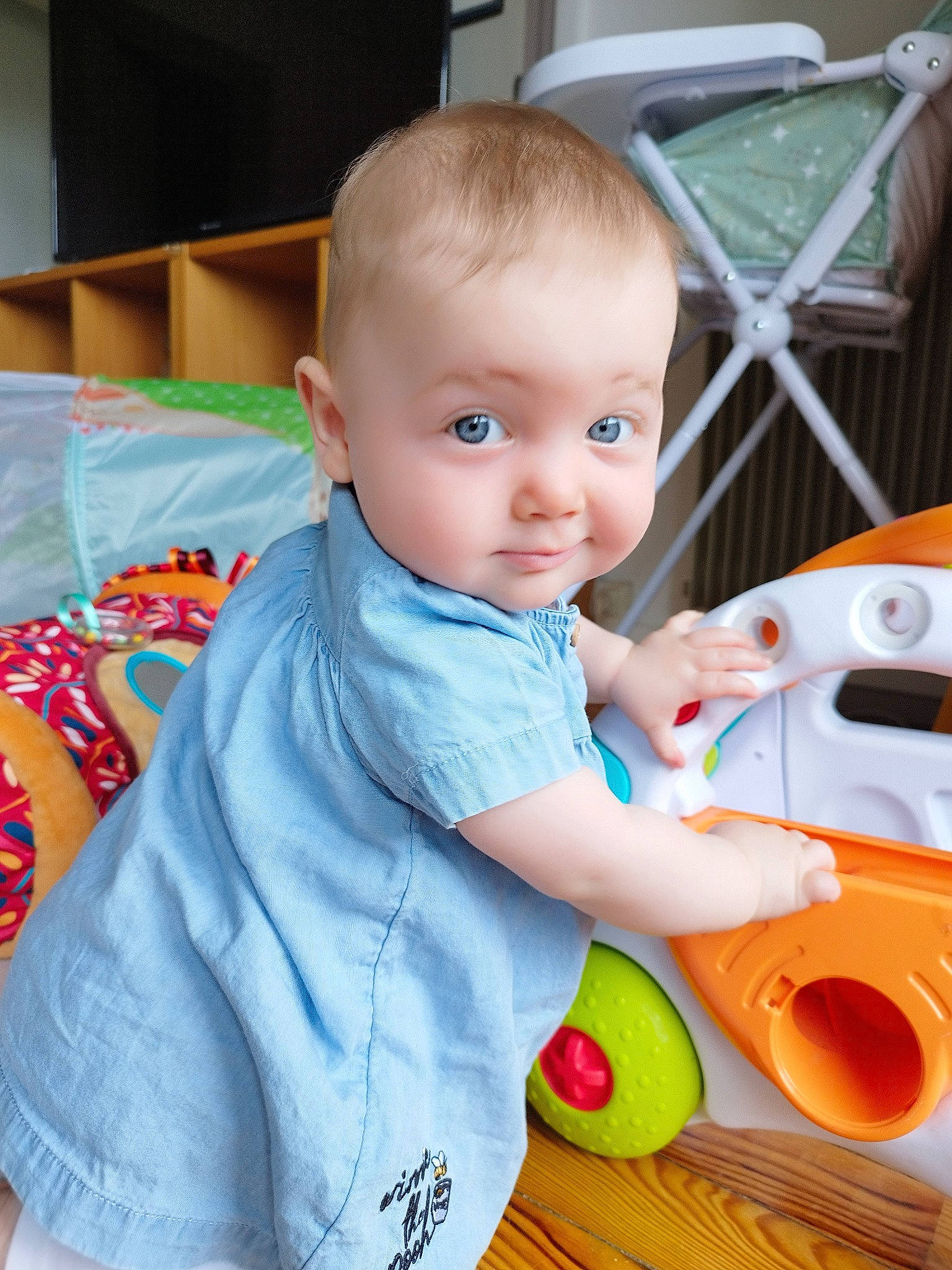Emy participe au concours pour gagner de l'argent avec cette photo : baby, baby_playing_with_toys, baby_products, baby_toddler_clothing, baby_toys, child, electric_blue, fun, happy, head, leisure, orange, person, plastic, play, sitting, skin, smile, t_shirt, toddler