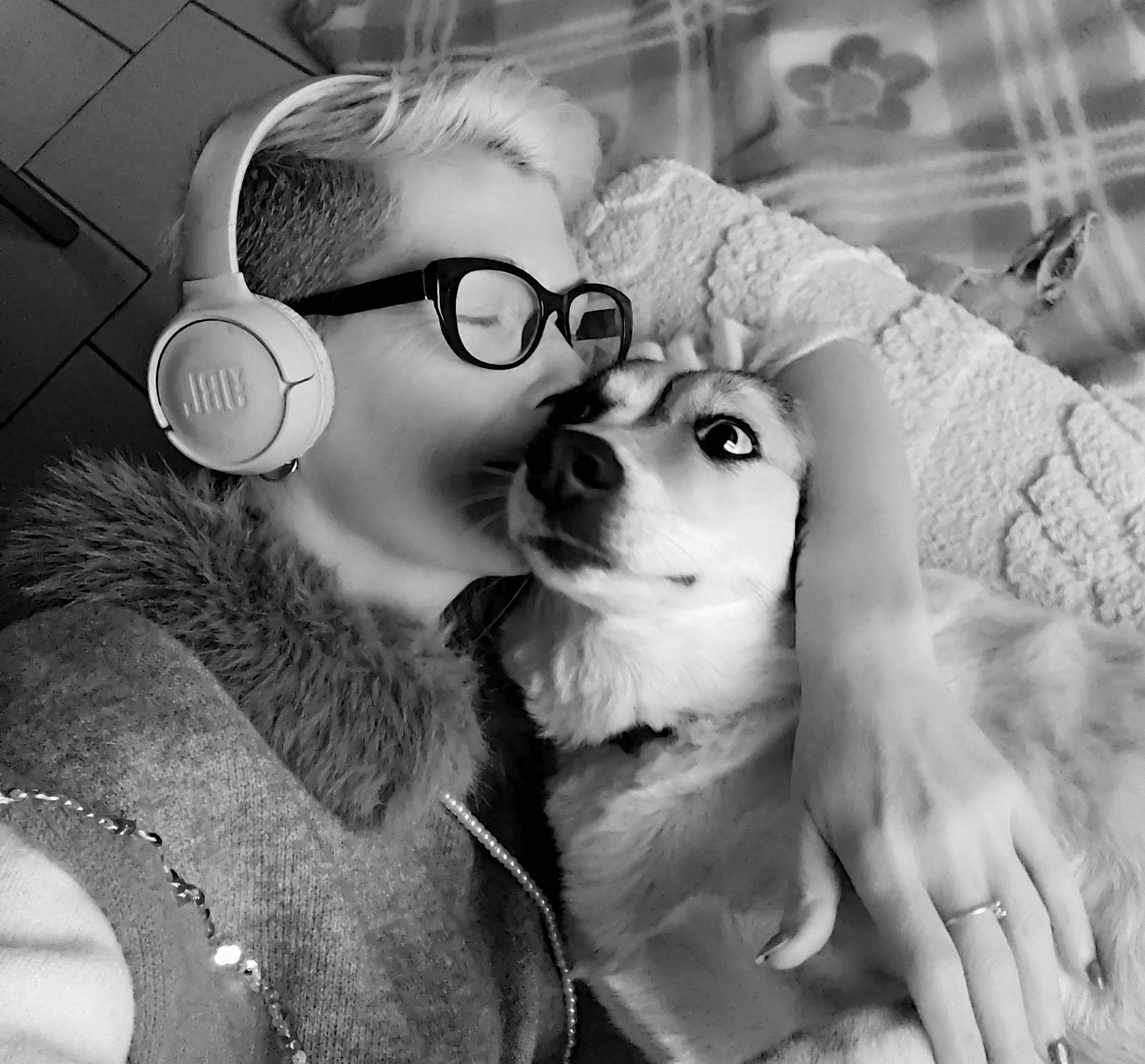 Mila participe au concours pour gagner de l'argent avec cette photo : audio_equipment, black_and_white, carnivore, companion_dog, dog, dog_breed, eyewear, flash_photography, fun, fur, gesture, glasses, happy, monochrome, monochrome_photography, selfie, stuffed_toy, style, toy, vision_care