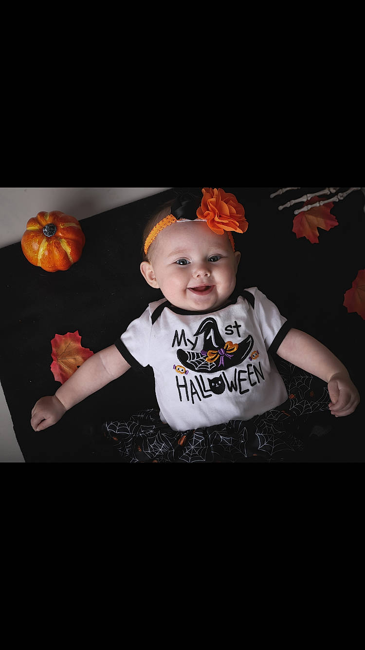 Eva a rejoint le concours — aidez-le/la à gagner de superbes lots ! baby, baby_toddler_clothing, calabaza, cucurbita, flash_photography, font, gourd, happy, headwear, jack_o_lantern, joy, natural_foods, orange, person, produce, pumpkin, sleeve, smile, squash, t_shirt