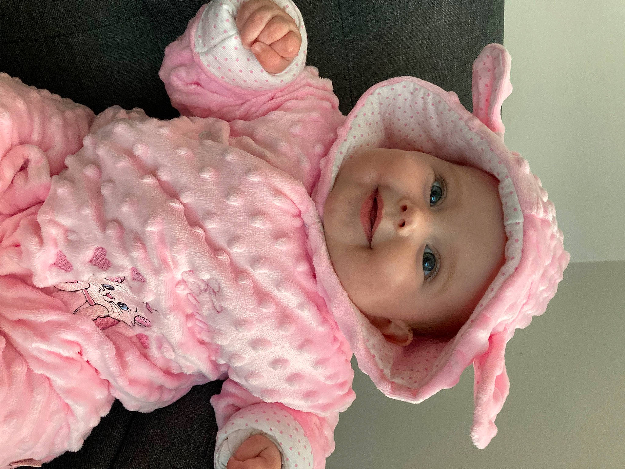 Eva a rejoint le concours — aidez-le/la à gagner de superbes lots ! baby, baby_sleeping, baby_toddler_clothing, cheek, child, clothing, comfort, eye, eyelash, head, headgear, headwear, joy, linens, lip, nose, person, pink, product, skin