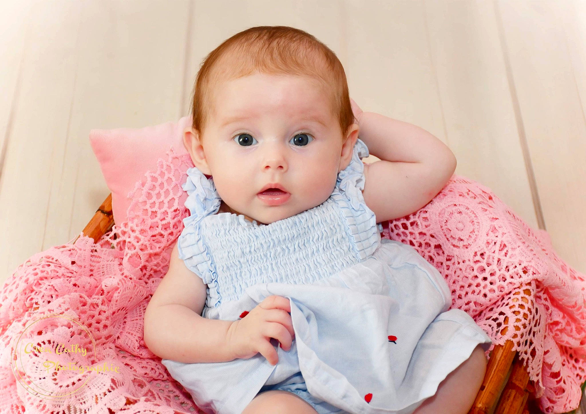 Eva participe au concours pour gagner de l'argent avec cette photo : baby, baby_toddler_clothing, cheek, child, collar, comfort, day_dress, dress, eye, flash_photography, happy, iris, lip, pattern, person, pink, portrait_photography, sitting, skin, sleeve