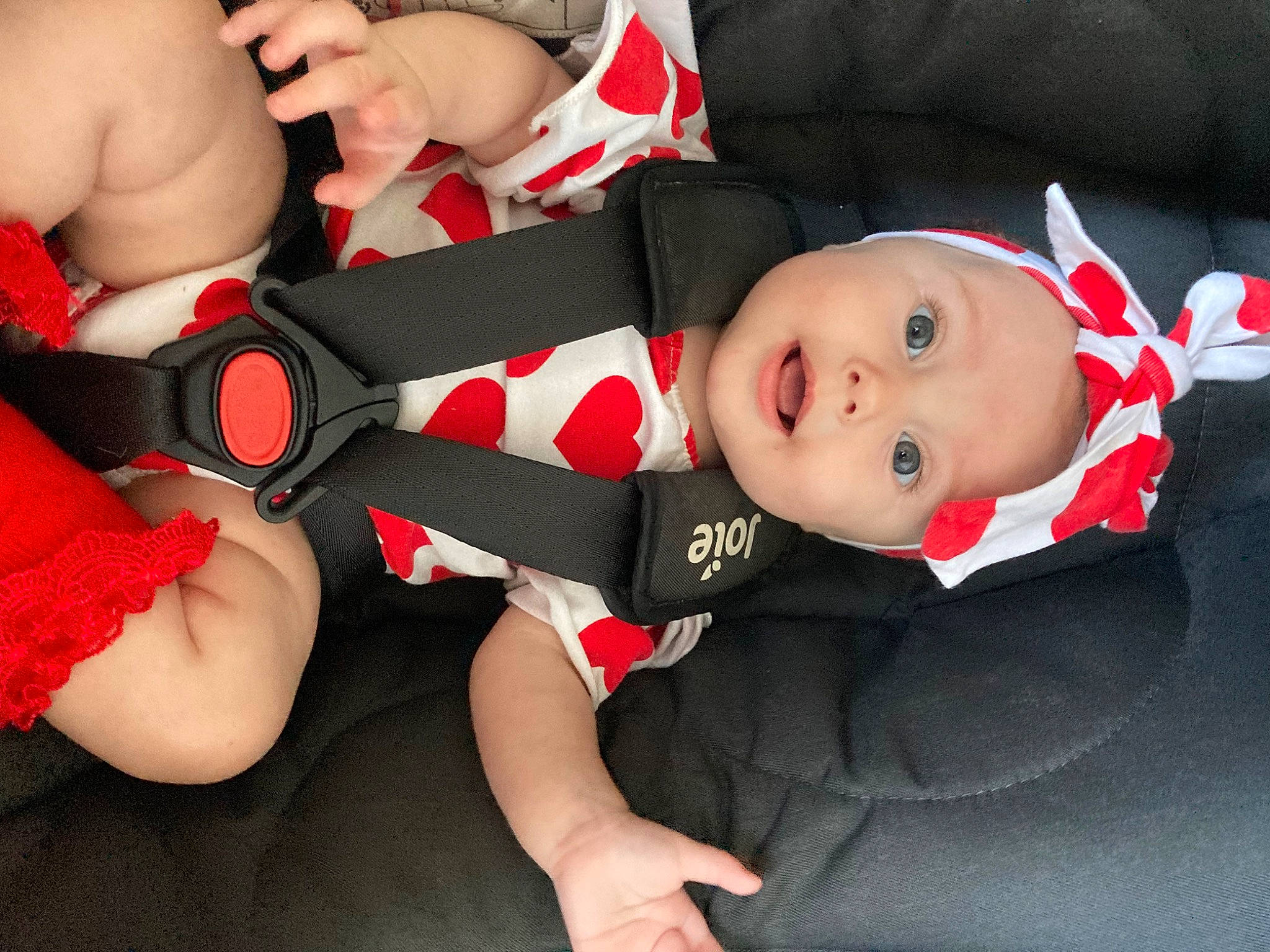 Eva a rejoint le concours — aidez-le/la à gagner de superbes lots ! arm, baby, baby_toddler_clothing, carmine, comfort, elbow, finger, hand, headwear, human_body, human_leg, knee, lap, nail, pattern, person, red, sleeve, smile, surprise