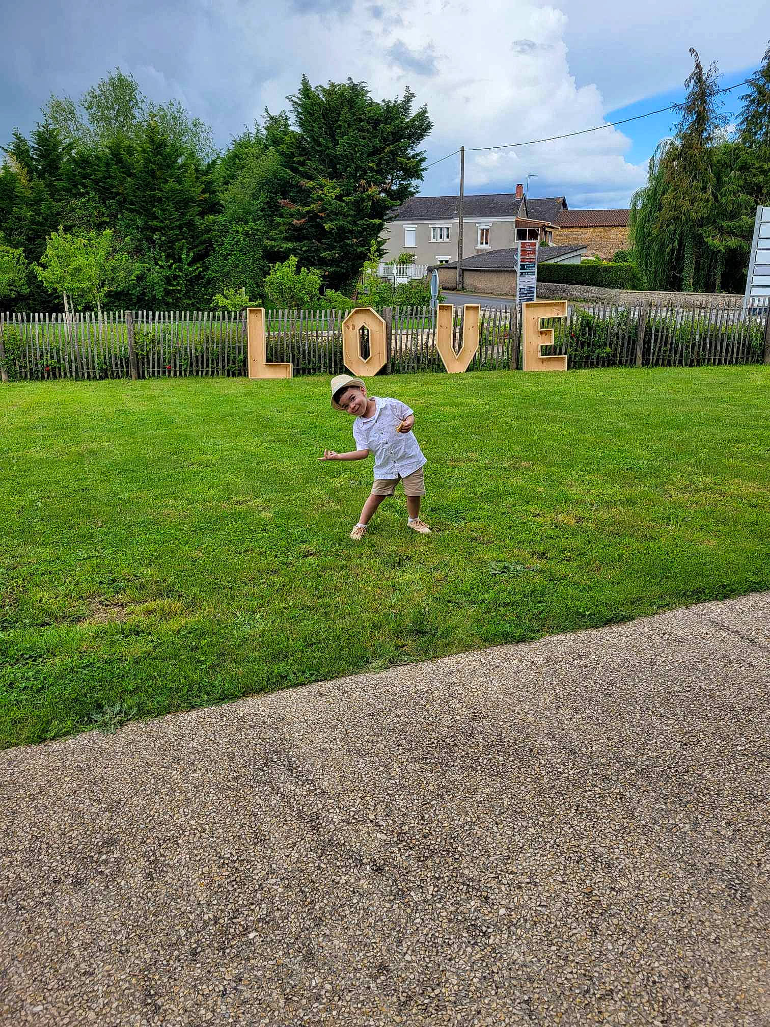 Thelyo participe au concours pour gagner de l'argent avec cette photo : asphalt, cloud, fun, grass, grass_family, grassland, land_lot, landscape, leisure, meadow, people_in_nature, person, plant, recreation, residential_area, road, road_surface, shade, shrub, sky