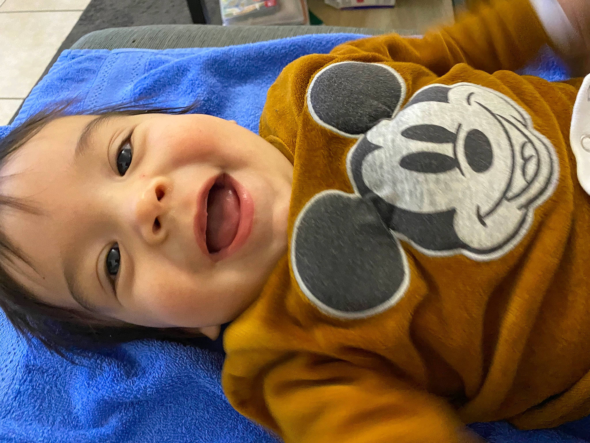 Thelyo participe au concours pour gagner de l'argent avec cette photo : baby, baby_toddler_clothing, cheek, child, comfort, eye, facial_expression, fun, gesture, happy, hat, head, headgear, linens, nose, person, sleeve, smile, toddler, toy