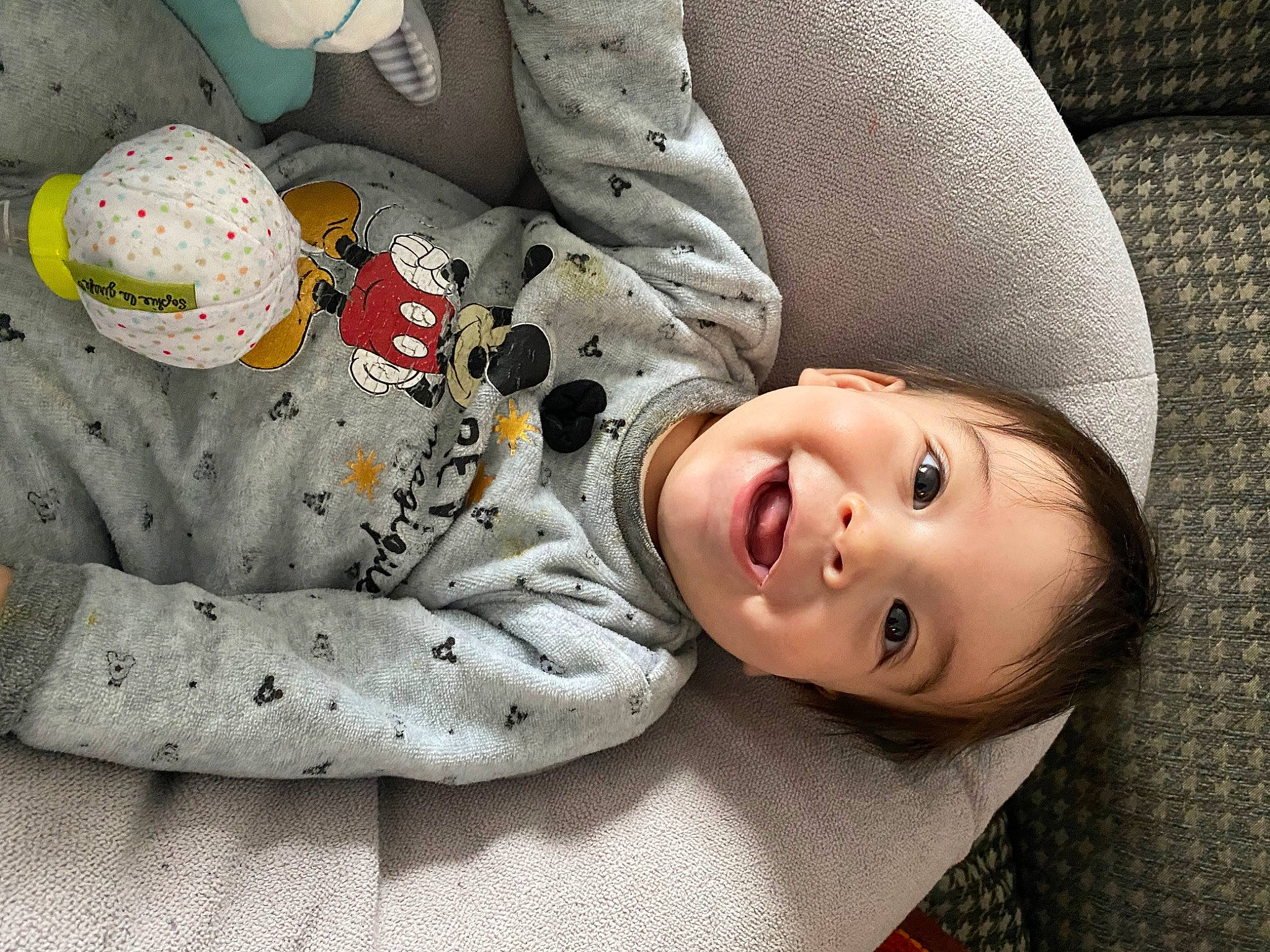 Thelyo a rejoint le concours — aidez-le/la à gagner de superbes lots ! baby, baby_toddler_clothing, cheek, child, comfort, face, flash_photography, grass, happy, head, joy, nose, pattern, person, portrait_photography, sitting, skin, sleeve, smile, textile