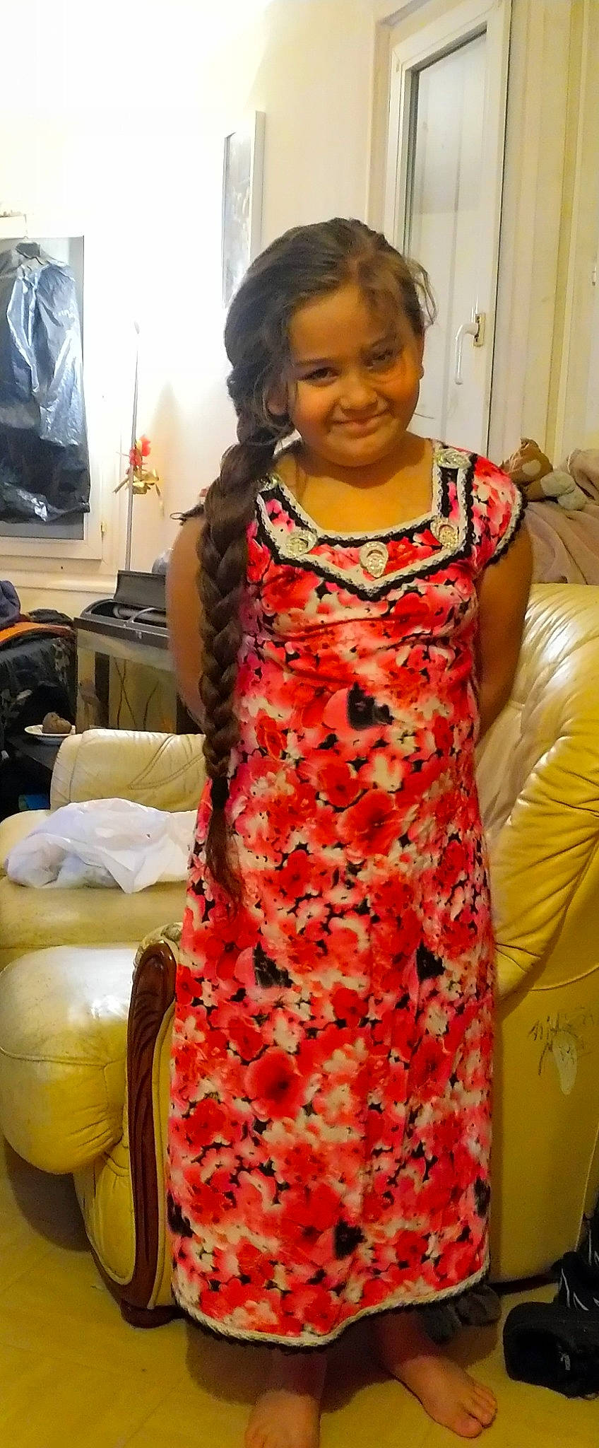 Kheiraline participe au concours pour gagner de l'argent avec cette photo : bag, day_dress, dress, event, fashion, fashion_design, formal_wear, hairstyle, happy, joy, luggage_and_bags, neck, one_piece_garment, orange, pattern, peach, person, shoulder, sleeve, smile