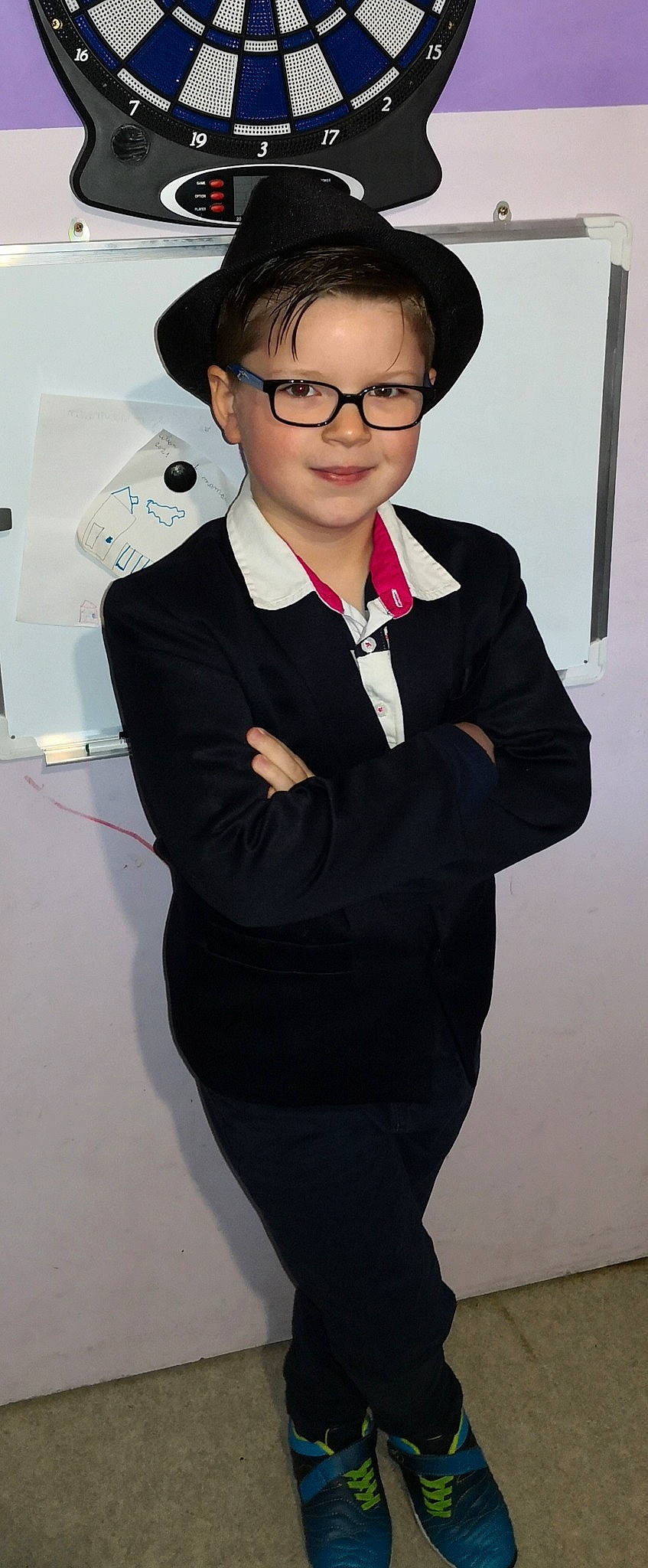 Lilian a rejoint le concours — aidez-le/la à gagner de superbes lots ! black_hair, blazer, collar, dress_shirt, event, eyewear, fashion_design, formal_wear, gesture, glasses, joy, official, outerwear, person, school_uniform, sleeve, smile, standing, suit, uniform