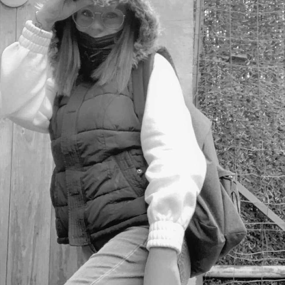 Kimberley a rejoint le concours — aidez-le/la à gagner de superbes lots ! black, black_and_white, elbow, fashion, gesture, grey, human_leg, knee, leg, monochrome, monochrome_photography, photograph, shoulder, sitting, sleeve, street_fashion, style, thigh, waist, white