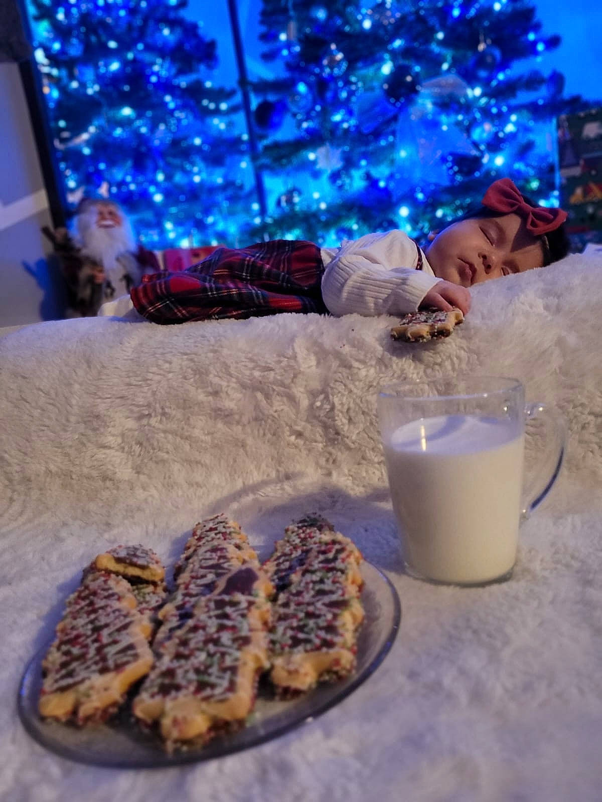 Antonia participe au concours pour gagner de l'argent avec cette photo : blue, candle, christmas_decoration, christmas_ornament, christmas_tree, cup, decoration, drinkware, event, food, gluten, ingredient, light, ornament, person, plate, recipe, table, tableware, tree