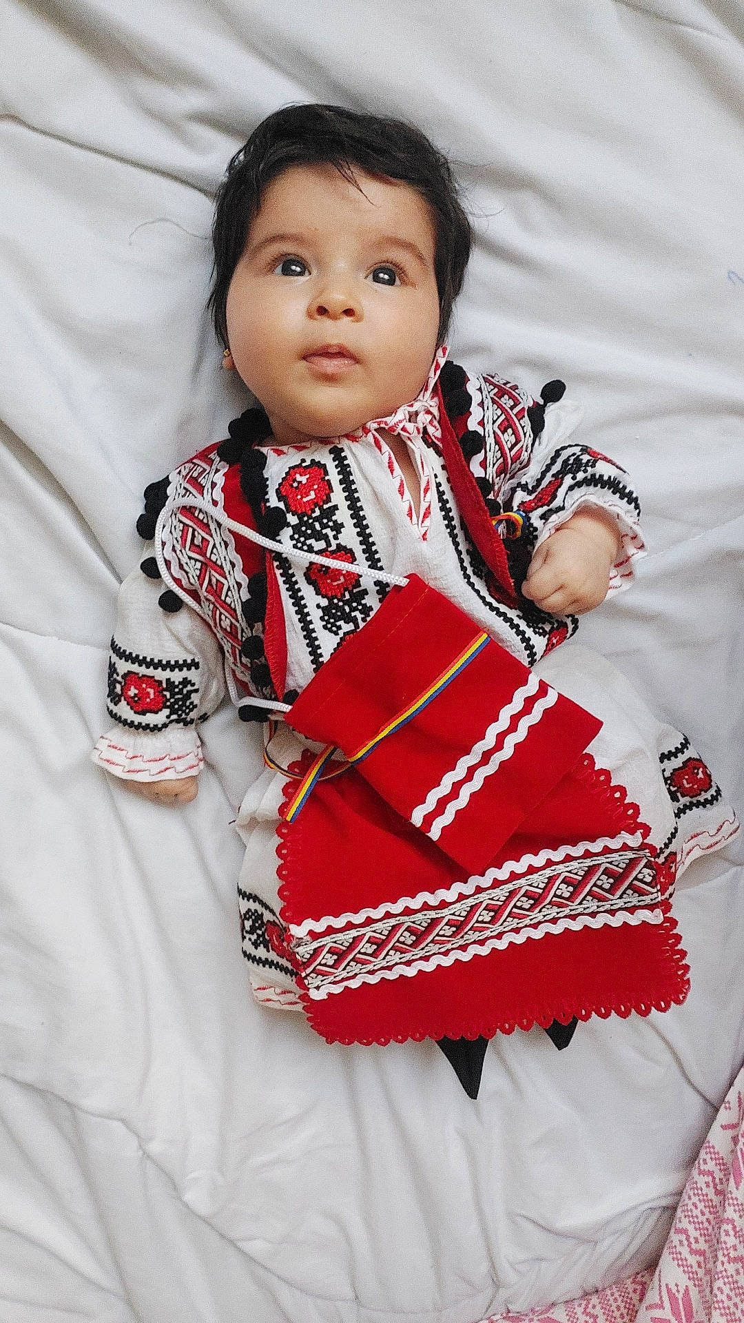 Antonia a rejoint le concours — aidez-le/la à gagner de superbes lots ! baby, baby_products, baby_toddler_clothing, blazer, carmine, child, collar, dress, dress_shirt, event, fashion_accessory, fashion_design, formal_wear, happy, linens, pattern, person, sleeve, t_shirt, textile