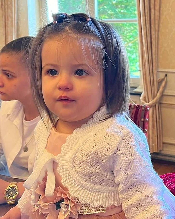 Amalia participe au concours pour gagner de l'argent avec cette photo : baby_toddler_clothing, black_hair, cheek, chin, cool, curtain, ear, eyebrow, eyelash, face, hair, happy, head, iris, lip, nose, person, skin, sleeve, toddler