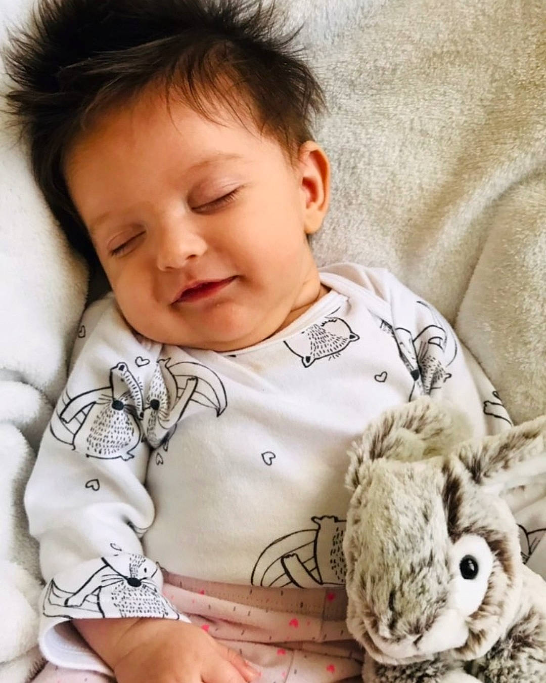 Amalia participe au concours pour gagner de l'argent avec cette photo : baby, baby_toddler_clothing, cheek, child, comfort, face, felidae, happy, iris, linens, mammal, nose, pattern, person, skin, sleeve, smile, stuffed_toy, textile, toddler
