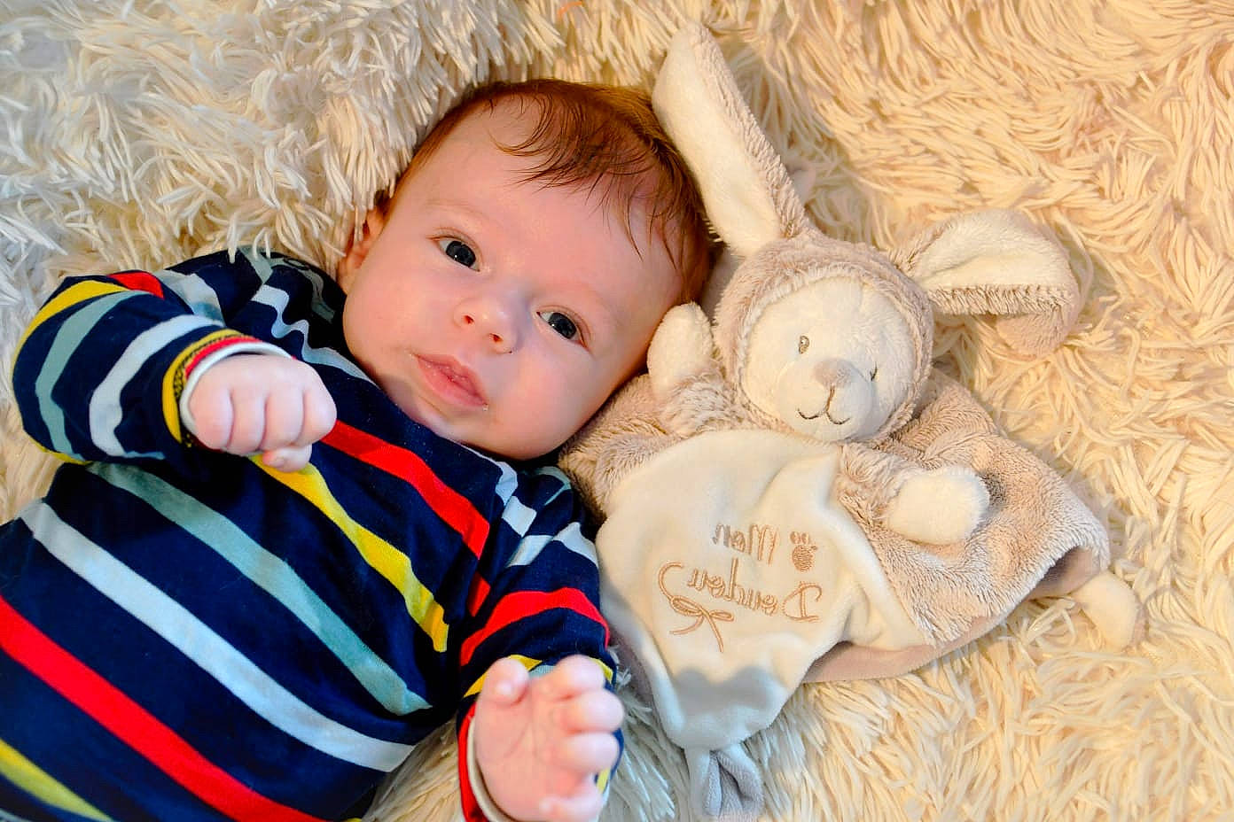 Enzo participe au concours pour gagner de l'argent avec cette photo : baby, baby_toddler_clothing, cheek, child, comfort, eye, facial_expression, fun, grass, happy, iris, linens, nose, person, product, sitting, skin, textile, toddler, toy