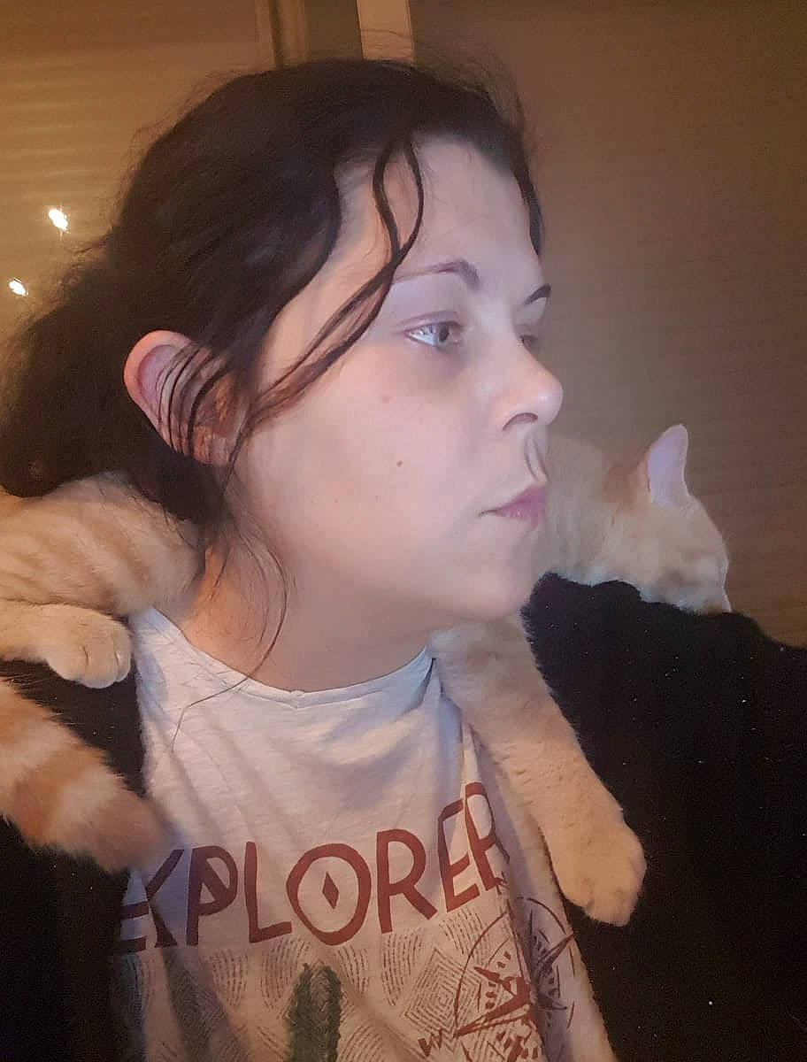 Maverick participe au concours pour gagner de l'argent avec cette photo : black_hair, carnivore, cat, cheek, chin, ear, eyebrow, eyelash, finger, forehead, gesture, happy, jaw, lip, mouth, neck, nose, skin, sleeve, t_shirt