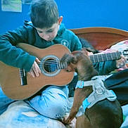 Sam participe au concours pour gagner de l'argent avec cette photo : acoustic_guitar, event, folk_instrument, fun, grass, guitar, guitar_accessory, guitarist, happy, jazz_guitarist, lap, leisure, music, musical_instrument, musician, plucked_string_instruments, string_instrument, string_instrument_accessory, t_shirt