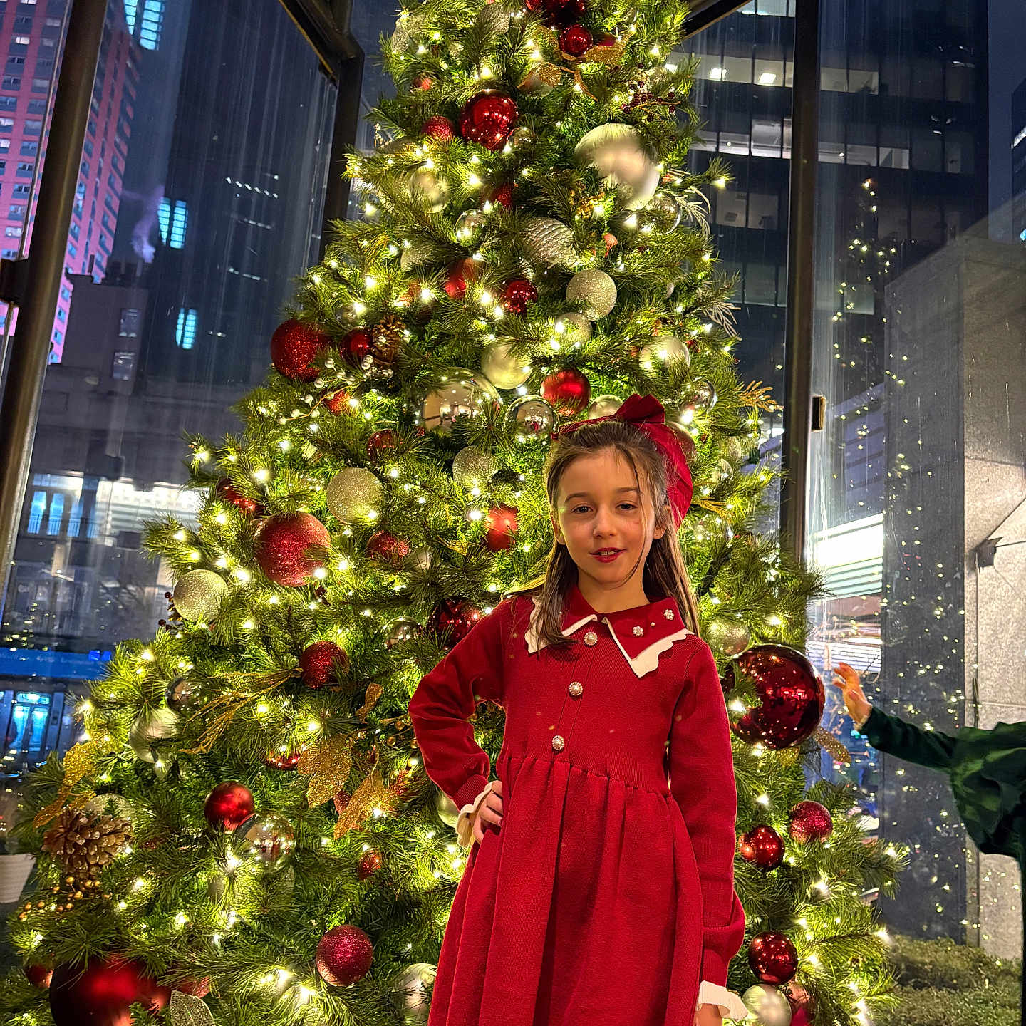 Brizeis participe au concours pour gagner de l'argent avec cette photo : accessories, adult, child, christmas, christmasdecorations, christmastree, clothing, coat, face, female, festival, fir, girl, head, lighting, male, man, person, plant, tree