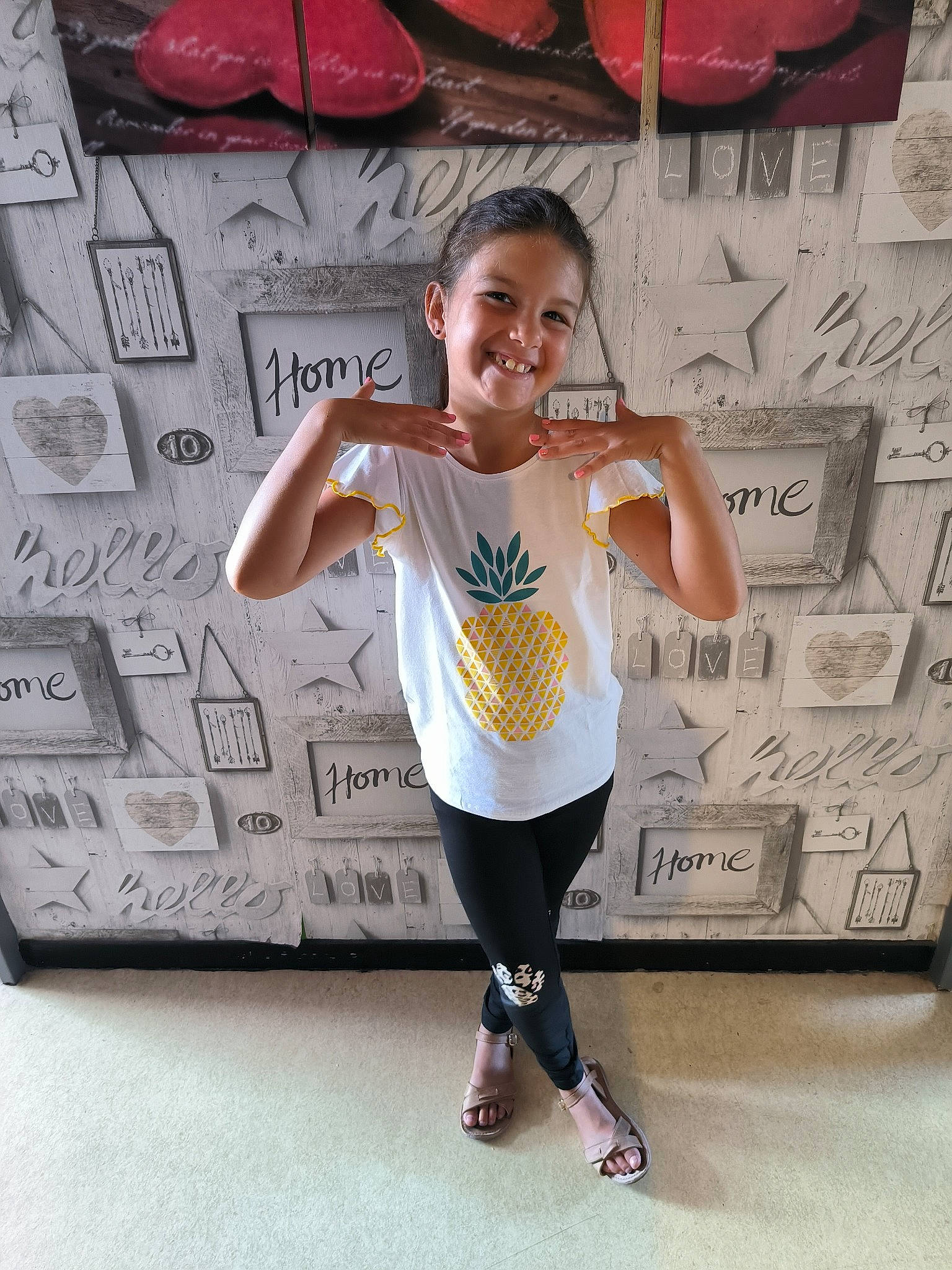 Laila a rejoint le concours — aidez-le/la à gagner de superbes lots ! arm, balance, cool, fashion, fashion_design, flash_photography, flooring, font, fun, happy, human_leg, joint, joy, knee, leg, leisure, person, shoe, sportswear, t_shirt