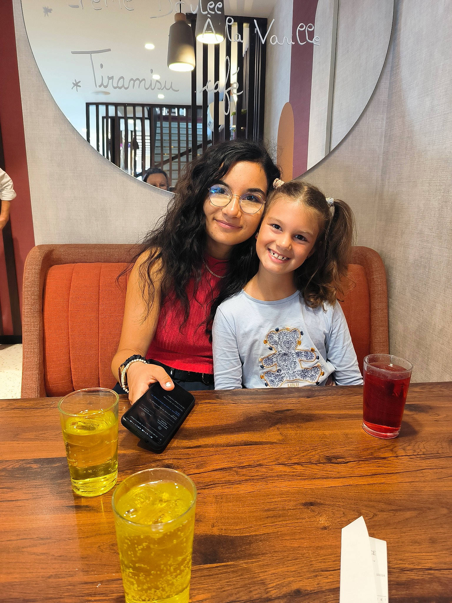 Laila participe au concours pour gagner de l'argent avec cette photo : alcoholic_beverage, child, couch, drink, drinkware, event, flooring, fun, hairstyle, happy, joy, leisure, liqueur, people, person, room, sitting, smile, snapshot, t_shirt