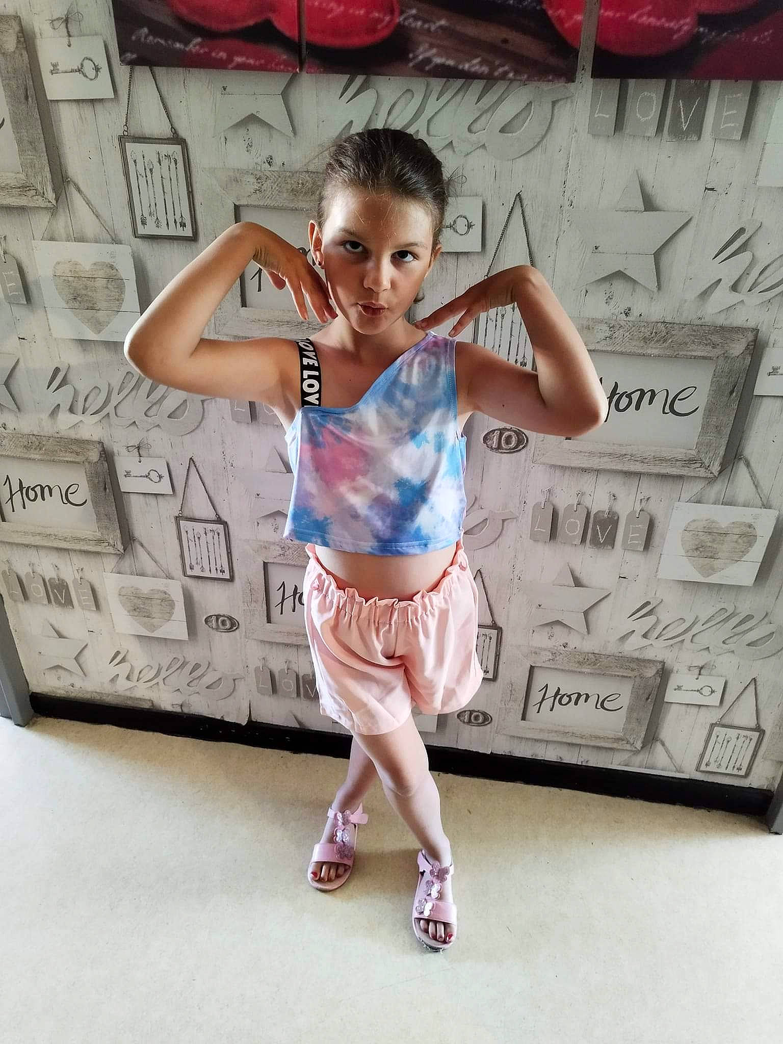 Laila participe au concours pour gagner de l'argent avec cette photo : barefoot, event, fashion_design, fashion_model, flash_photography, flooring, font, gesture, happy, human_leg, joint, knee, pattern, performing_arts, person, sandal, sleeve, sportswear, t_shirt, thigh