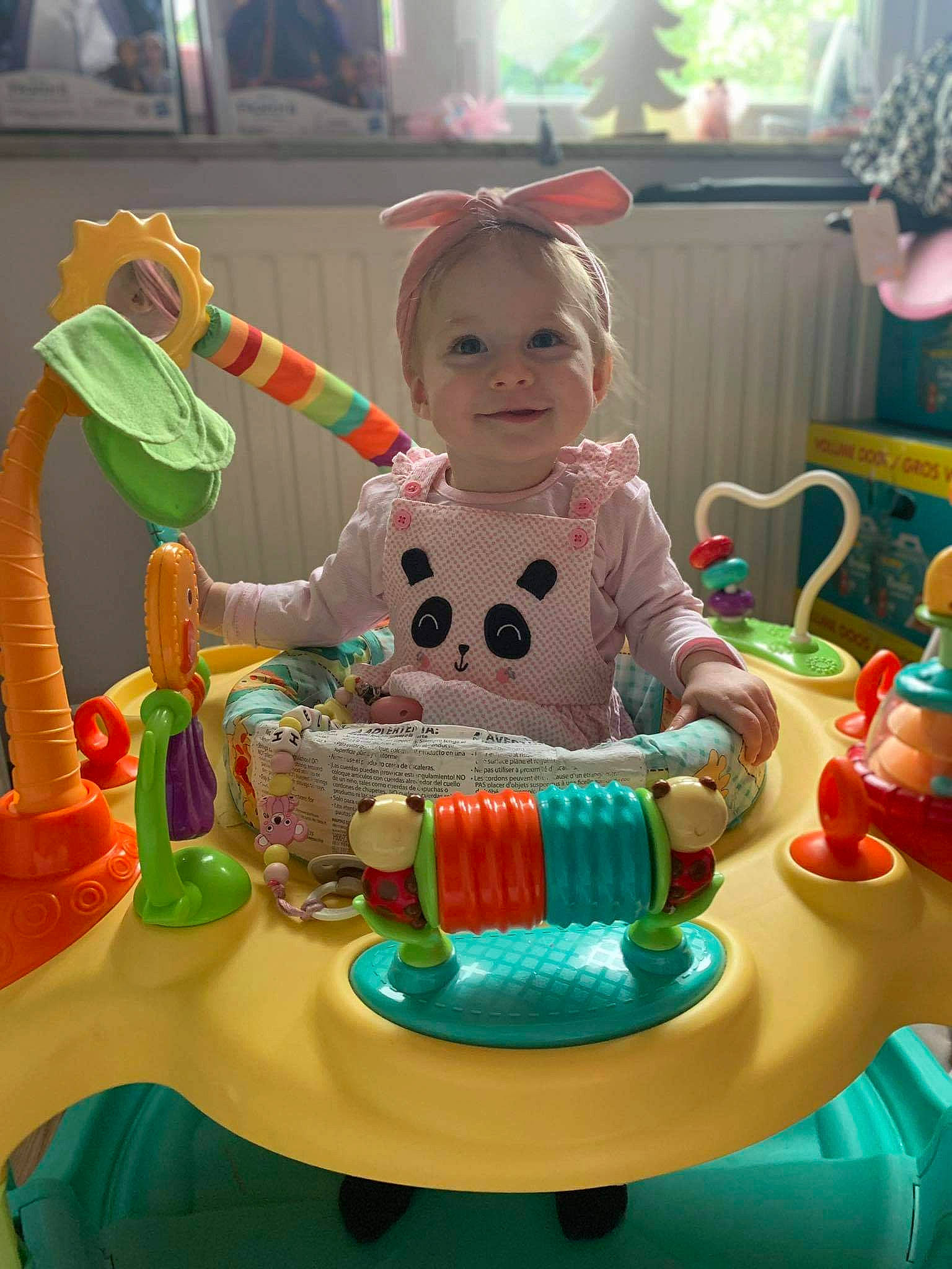 Héléna a rejoint le concours — aidez-le/la à gagner de superbes lots ! amusement_ride, baby_products, baby_toys, cake_decorating, child, event, fun, happy, joy, leisure, person, play, recreation, room, sitting, smile, sugar_cake, sugar_paste, sweetness, toddler