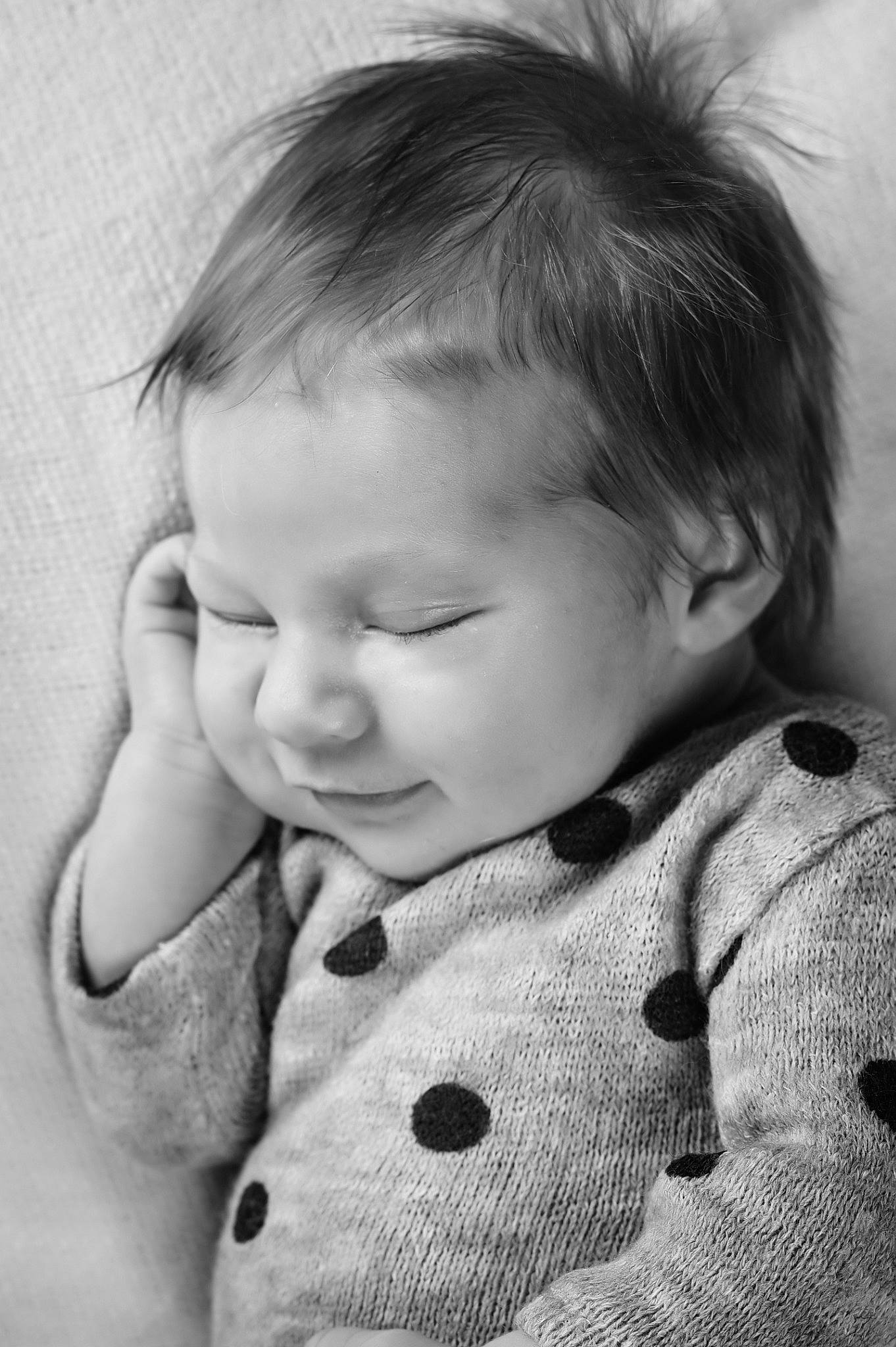 Héléna participe au concours pour gagner de l'argent avec cette photo : arm, baby, baby_toddler_clothing, cheek, ear, face, facial_expression, gesture, hand, human, iris, lip, mammal, neck, nose, organ, person, photograph, skin, sleeve