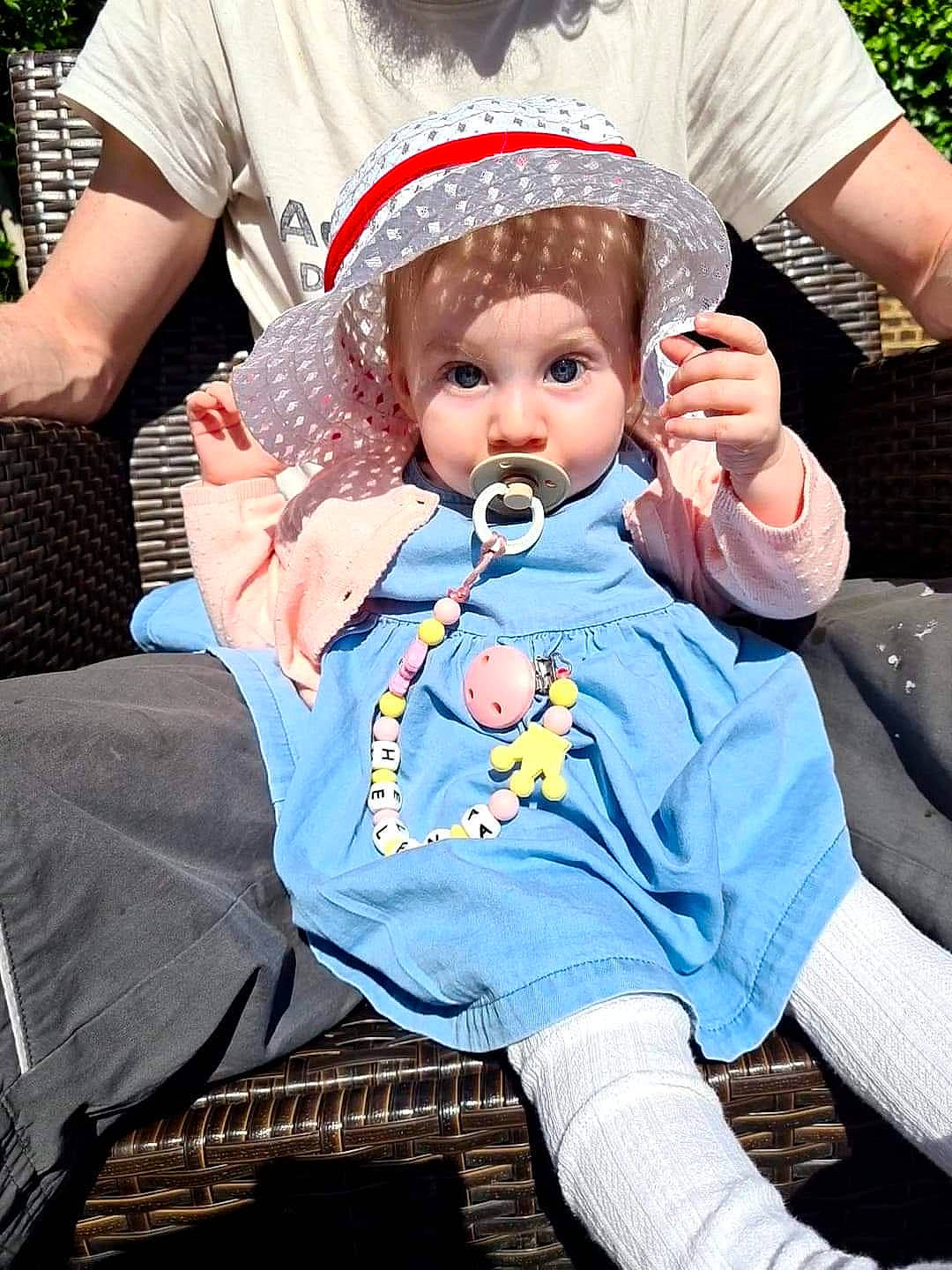 Héléna a rejoint le concours — aidez-le/la à gagner de superbes lots ! baby, baby_carriage, baby_products, baby_toddler_clothing, chair, child, costume, costume_hat, event, fun, grass, happy, hat, lap, leisure, person, recreation, sitting, t_shirt, toddler