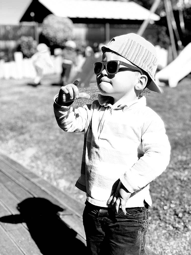 Marceau a rejoint le concours — aidez-le/la à gagner de superbes lots ! black, black_and_white, cap, clothing, eyewear, flash_photography, gesture, hand, happy, hat, jeans, monochrome, monochrome_photography, people, person, photograph, standing, street_fashion, style, vision_care