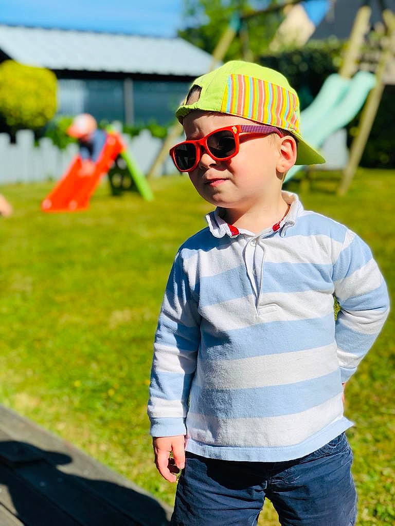 Marceau a rejoint le concours — aidez-le/la à gagner de superbes lots ! baseball_cap, cap, cool, electric_blue, eyewear, fun, glasses, goggles, grass, happy, headwear, leisure, person, personal_protective_equipment, plant, recreation, street_fashion, sunglasses, t_shirt, toddler