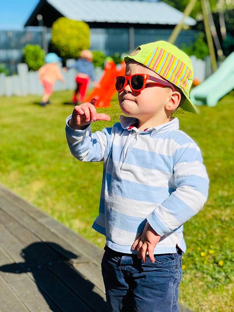 Marceau a rejoint le concours — aidez-le/la à gagner de superbes lots ! baseball_cap, cap, clothing, cool, eyewear, fun, glasses, goggles, grass, happy, hat, headwear, leisure, person, plant, recreation, sleeve, street_fashion, sunglasses, toddler