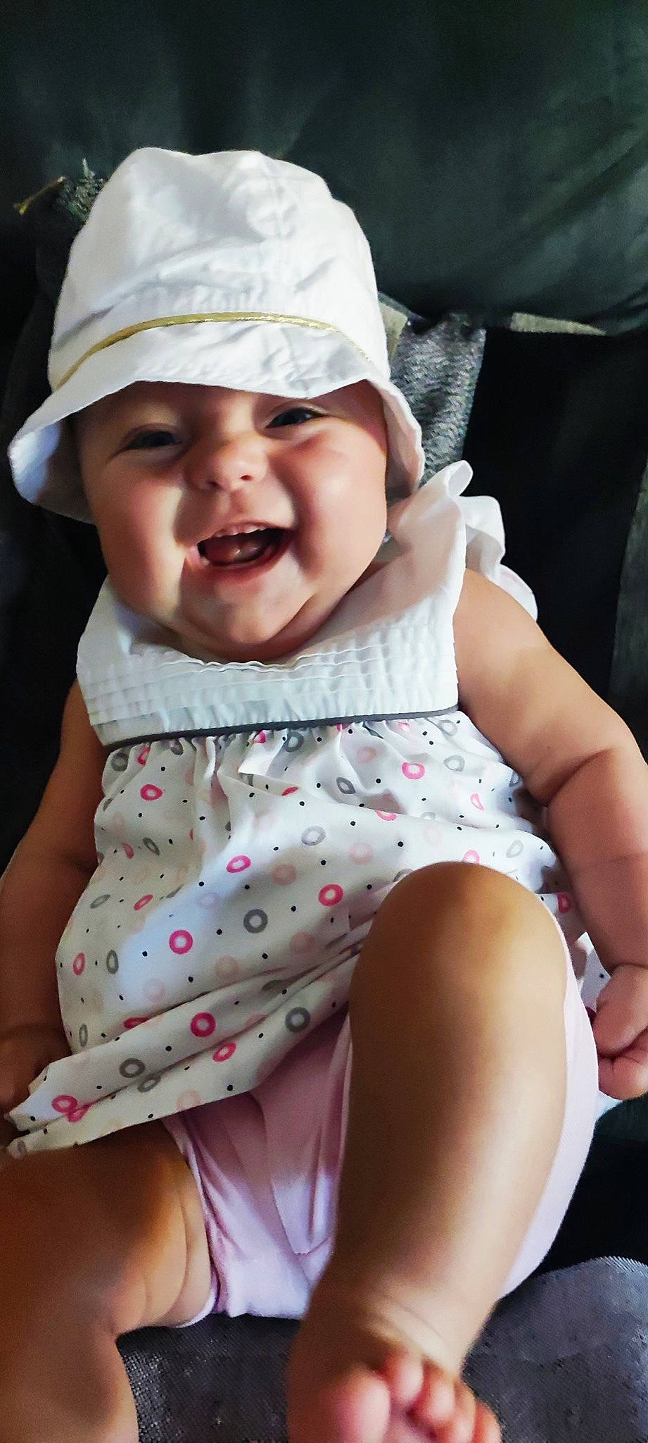 Liyah a rejoint le concours — aidez-le/la à gagner de superbes lots ! baby, baby_toddler_clothing, cap, child, collar, comfort, face, fashion_accessory, happy, headgear, headwear, pattern, person, pink, skin, sleeve, smile, sun_hat, textile, thigh
