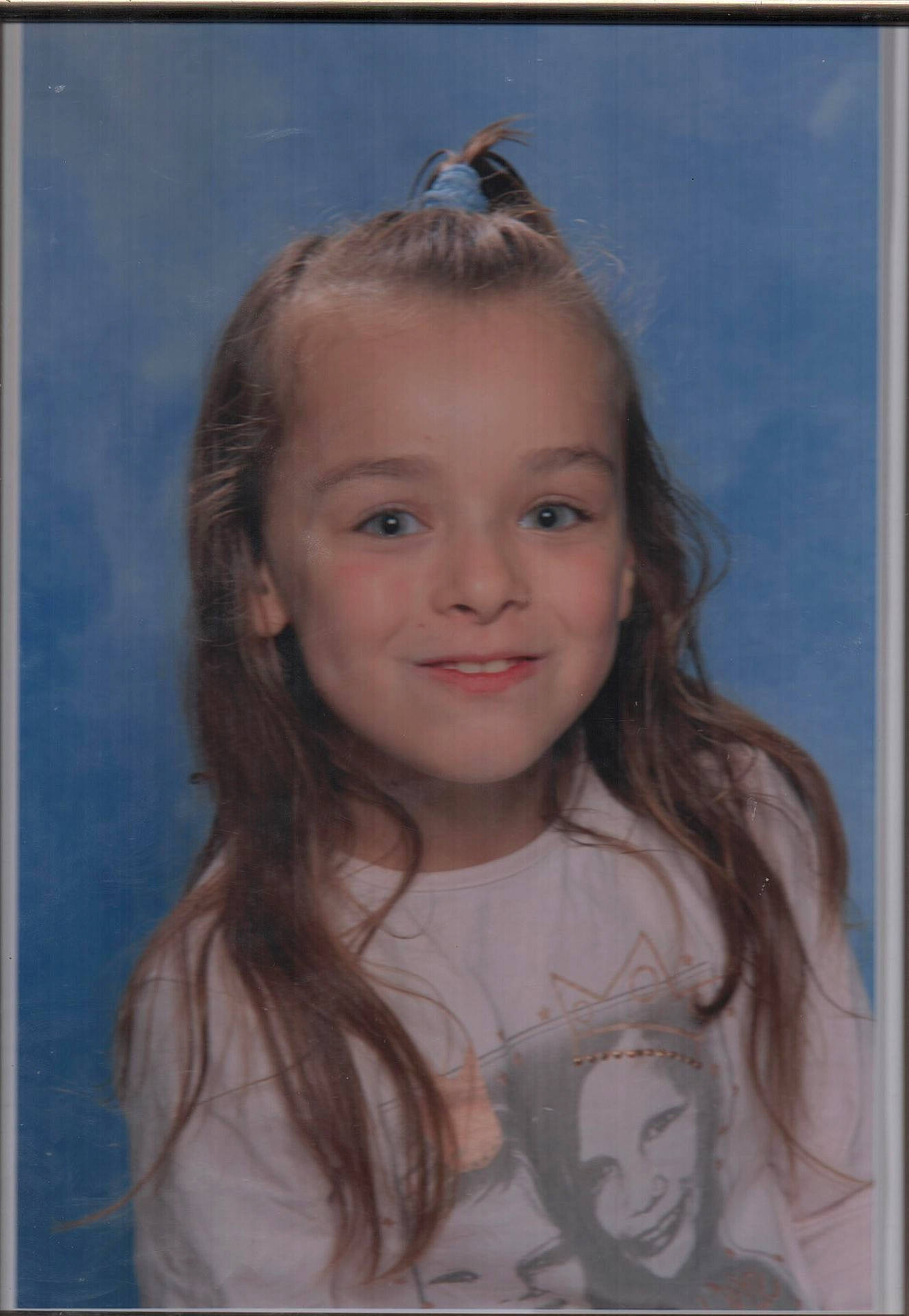 Manon a rejoint le concours — aidez-le/la à gagner de superbes lots ! artwork, brown_hair, cheek, child, child_model, forehead, girl, hairstyle, iris, long_hair, painting, person, portrait, portrait_photography, smile, watercolor_paint