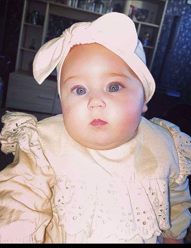 Swan participe au concours pour gagner de l'argent avec cette photo : baby, baby_toddler_clothing, cap, cheek, child, chin, ear, eye, eyebrow, eyelash, forehead, headgear, headwear, human_body, iris, lip, mouth, nose, person, skin