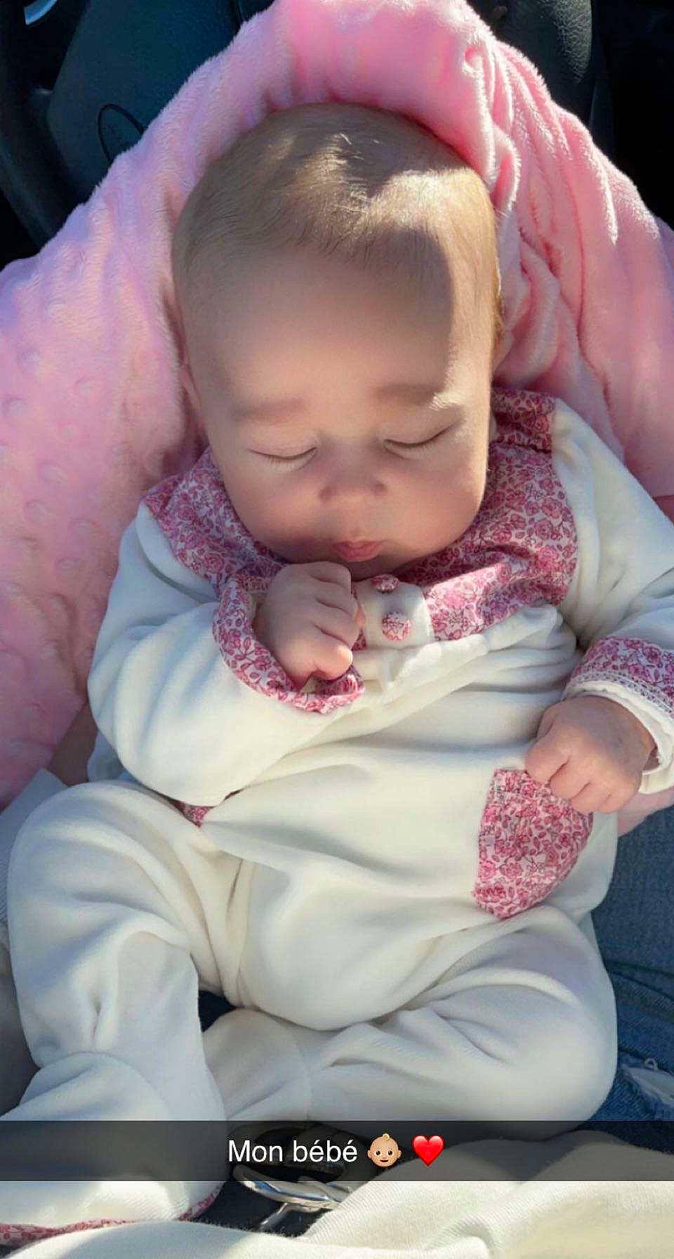 Swan participe au concours pour gagner de l'argent avec cette photo : baby, baby_products, baby_toddler_clothing, cheek, child, comfort, eye, flesh, gesture, linens, lip, mouth, nail, nose, person, pink, sitting, skin, sleeve, thumb