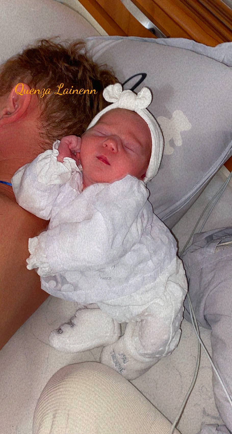 Swan participe au concours pour gagner de l'argent avec cette photo : baby, baby_products, baby_safety, baby_sleeping, baby_toddler_clothing, bedtime, cheek, child, comfort, eyebrow, fashion_accessory, headband, infant_bed, linens, nap, person, room, sitting, skin, sleep