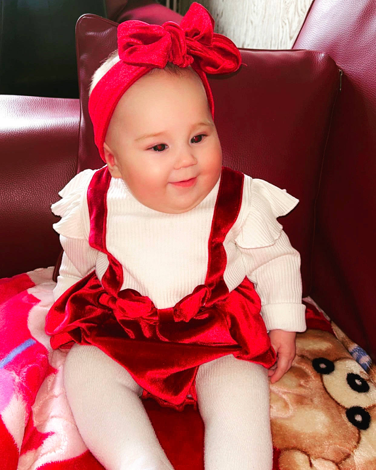 Swan participe au concours pour gagner de l'argent avec cette photo : baby, baby_toddler_clothing, child, comfort, dress, embellishment, face, flash_photography, happy, head, headgear, headwear, human_body, joy, magenta, person, pink, red, skin, sleeve