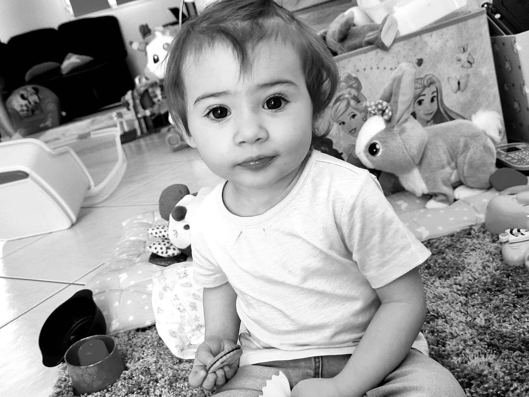 Lyaluna a rejoint le concours — aidez-le/la à gagner de superbes lots ! baby, baby_toddler_clothing, black, black_and_white, cheek, child, ear, eyelash, fun, happy, iris, mammal, nose, person, photograph, skin, smile, style, toddler, toy