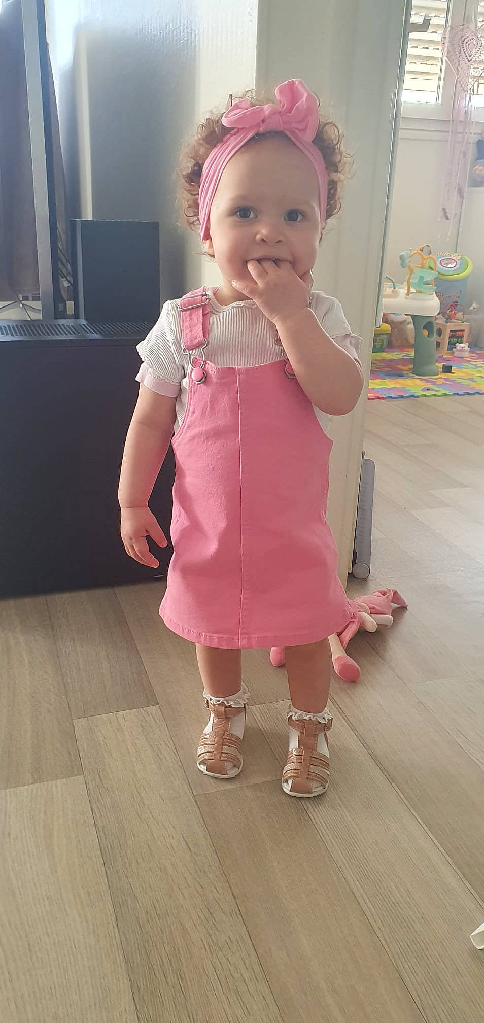 Ilyana a rejoint le concours — aidez-le/la à gagner de superbes lots ! baby_toddler_clothing, child, dress, eye, face, flooring, footwear, fun, hand, happy, joint, joy, leg, one_piece_garment, person, pink, shoe, skin, sleeve, smile
