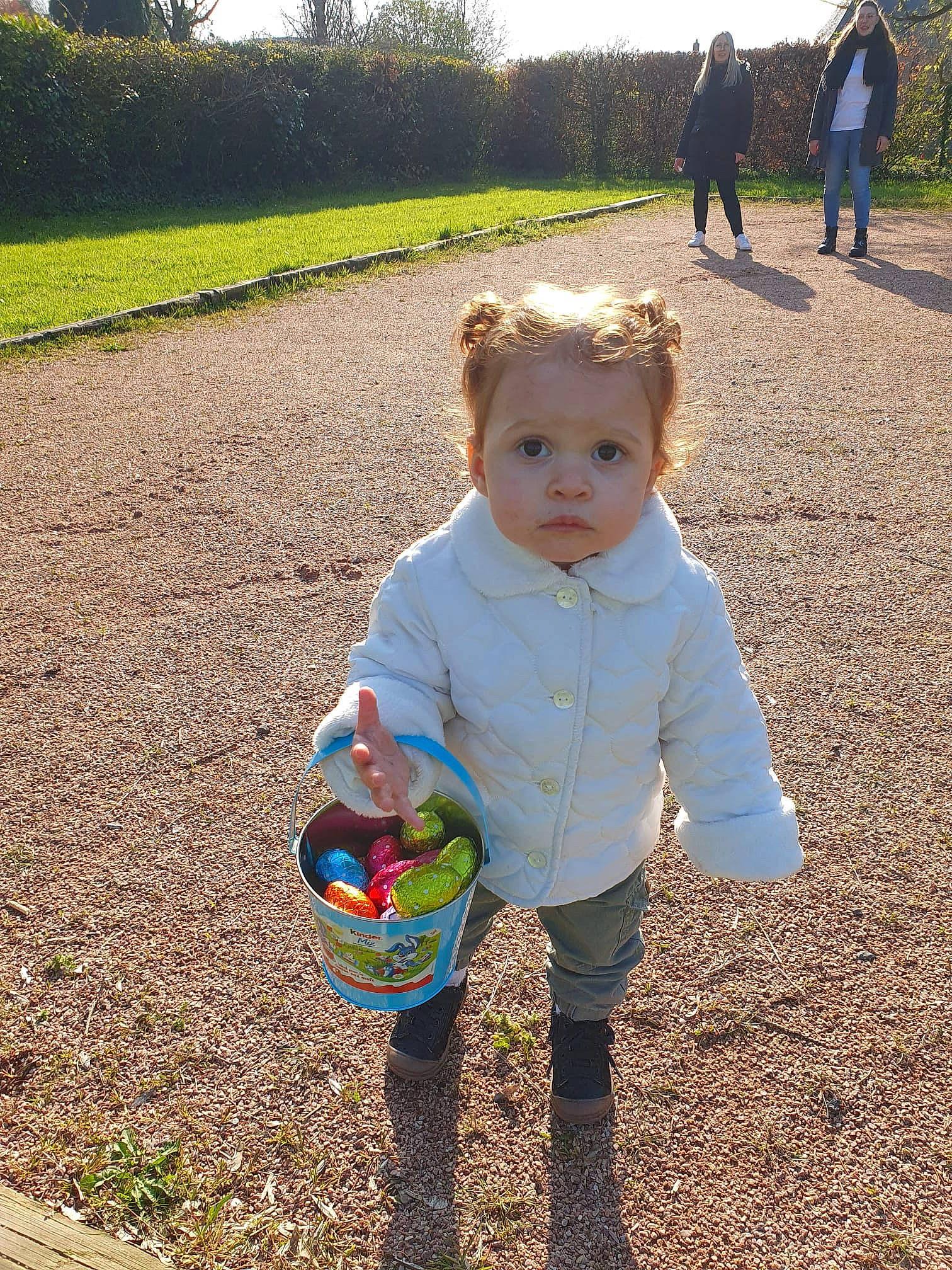 Ilyana a rejoint le concours — aidez-le/la à gagner de superbes lots ! baby_toddler_clothing, ball, child, fun, gesture, grass, grass_family, grassland, happy, lawn, leisure, people_in_nature, person, plant, public_space, recreation, sky, soil, summer, toddler