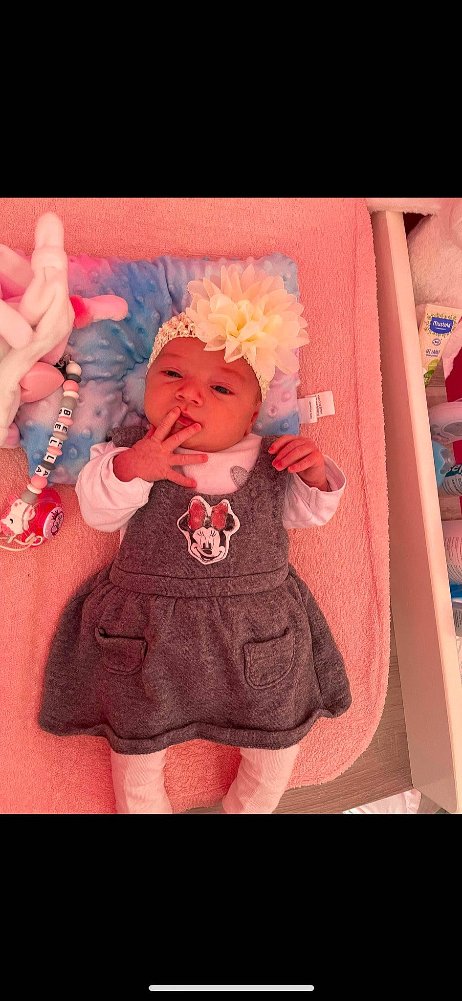 Bella a rejoint le concours — aidez-le/la à gagner de superbes lots ! arm, art, baby, baby_toddler_clothing, cheek, child, finger, fun, hand, happy, headgear, headwear, magenta, pattern, person, pink, product, skin, textile, thigh