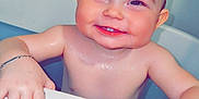Këssïm a rejoint le concours — aidez-le/la à gagner de superbes lots ! baby, infant, bathtub, bath_time, smile, teeth, wet_skin, chubby_cheeks, hand, bracelet, tile_wall, bath_rim, blue_bathtub, sitting, portrait, cute, joyful, close_up, toddler, bathroom