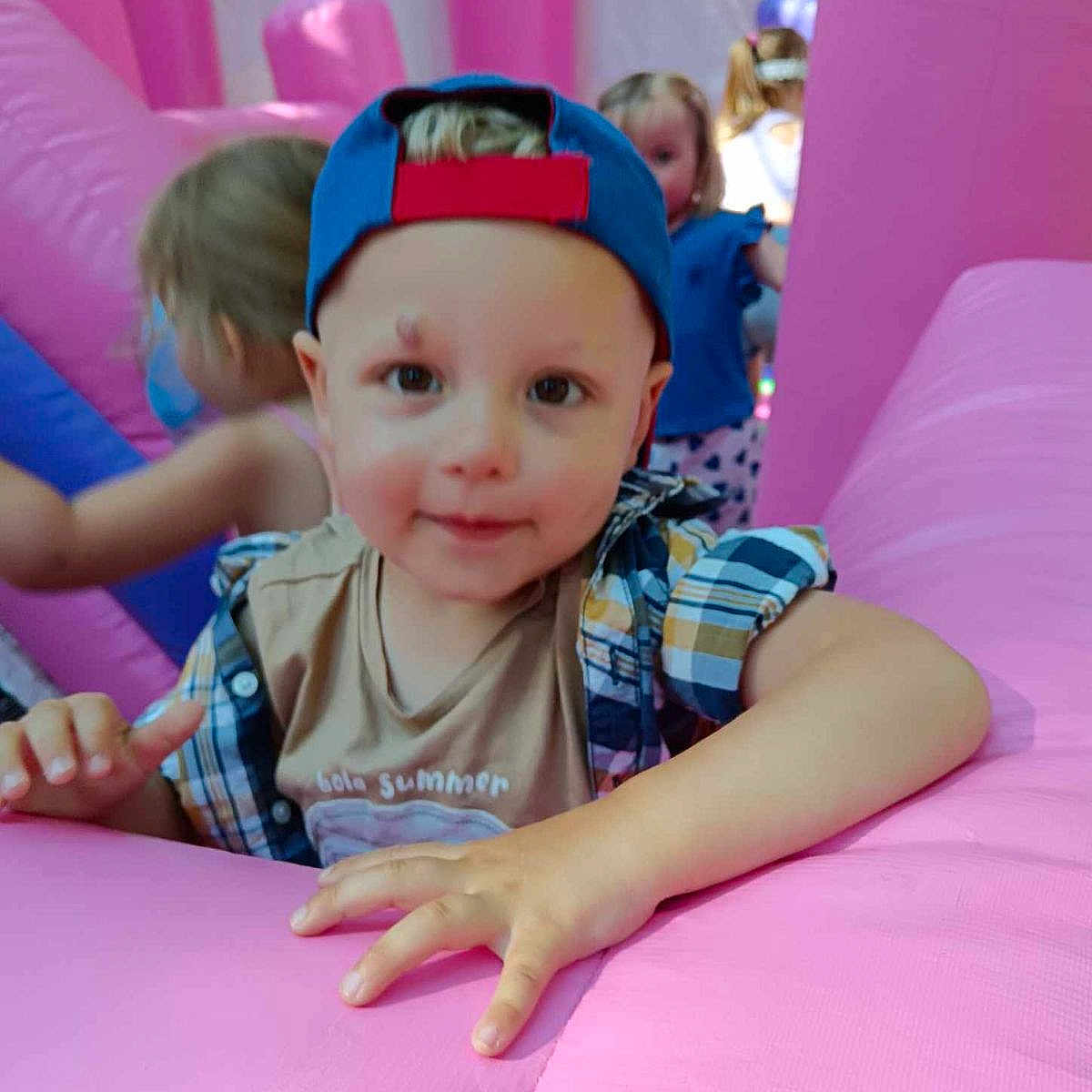 Sacha participe au concours pour gagner de l'argent avec cette photo : accessories, baby, baseballcap, cap, child, clothing, face, female, girl, hat, head, indoors, outdoors, person, photography, playarea, portrait, purple, sunglasses, t_shirt