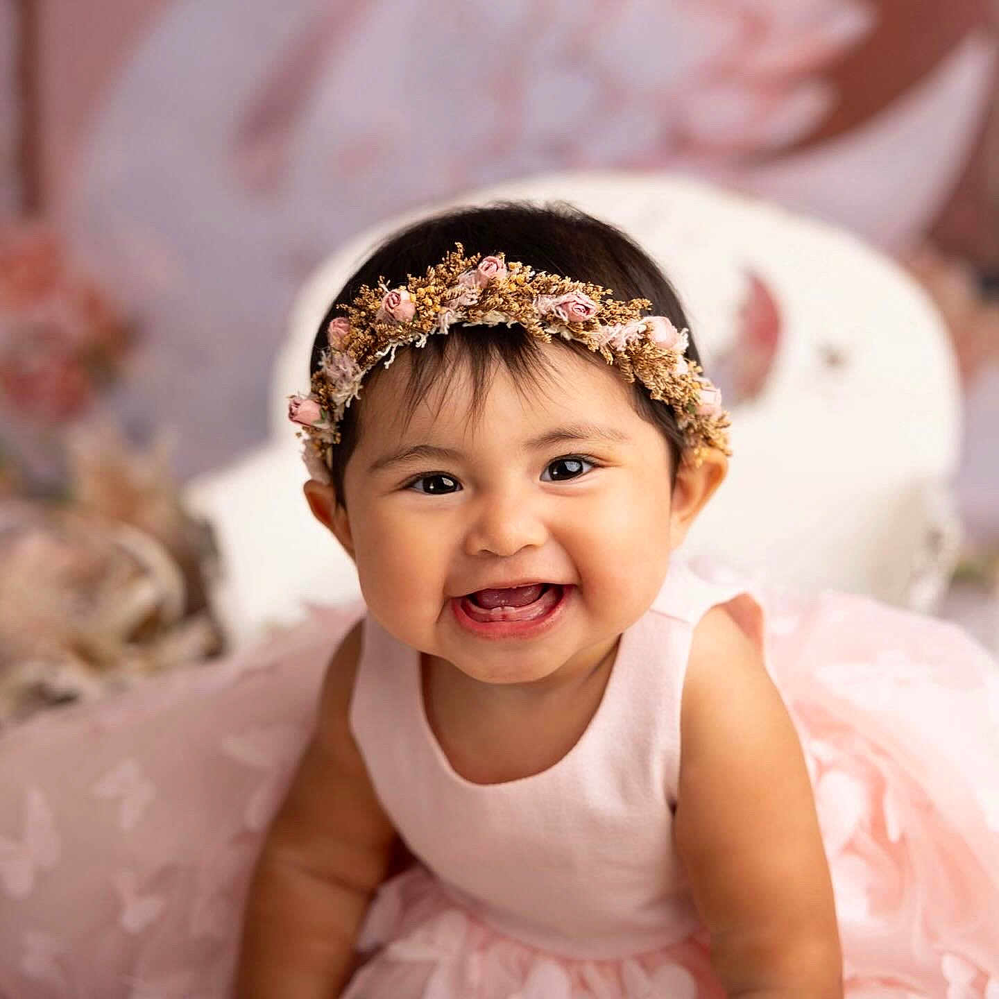 Alma participe au concours pour gagner de l'argent avec cette photo : baby, celebration, child, closeup, cute, decor, face, flower_crown, happy, headwear, indoor, infant, person, pink_dress, portrait, pretty, smiling, soft_lighting, studio_photo, toddler