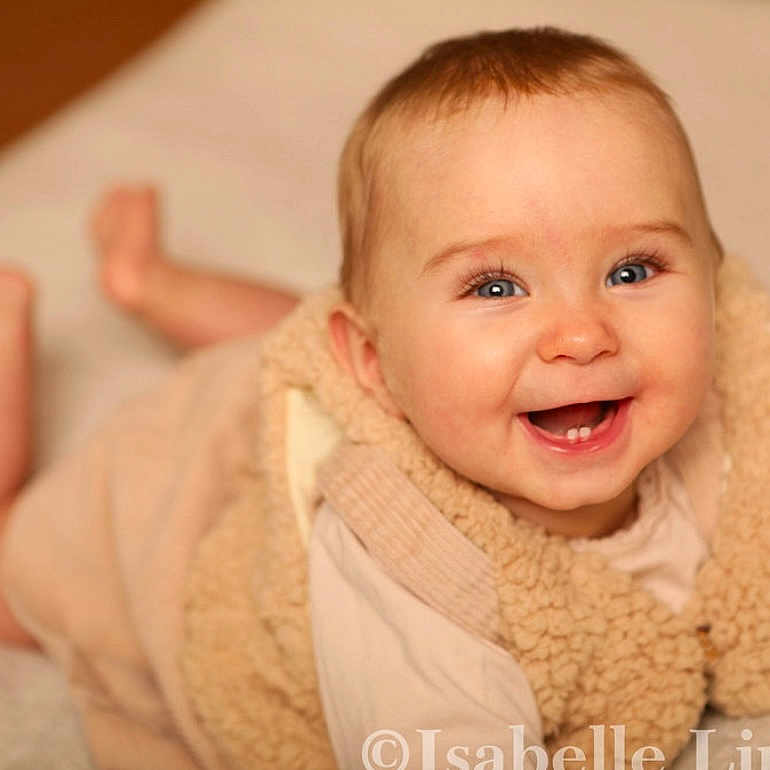 Léna a rejoint le concours — aidez-le/la à gagner de superbes lots ! baby, babylaughing, blanket, bodypart, crawling, face, finger, hand, happy, head, laughing, newborn, person, photography, portrait, sitting, smile